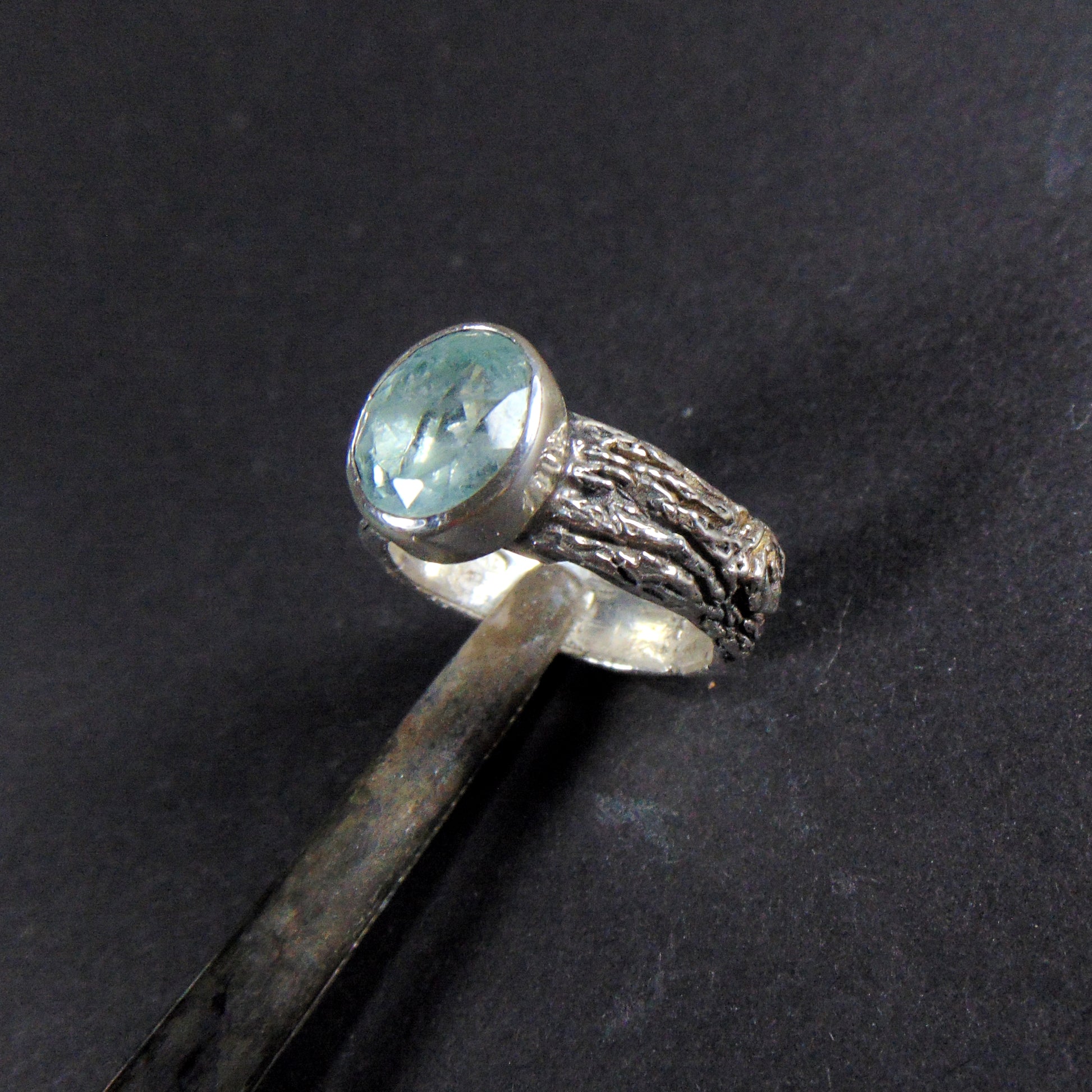 Obrączka " Kora drzewa" z akwamarynem - EPIR Art Jewellery&Gemstone