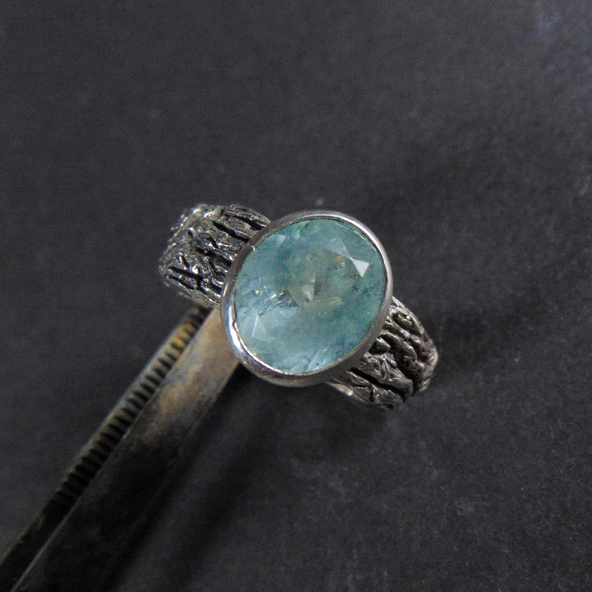 Obrączka " Kora drzewa" z akwamarynem - EPIR Art Jewellery&Gemstone