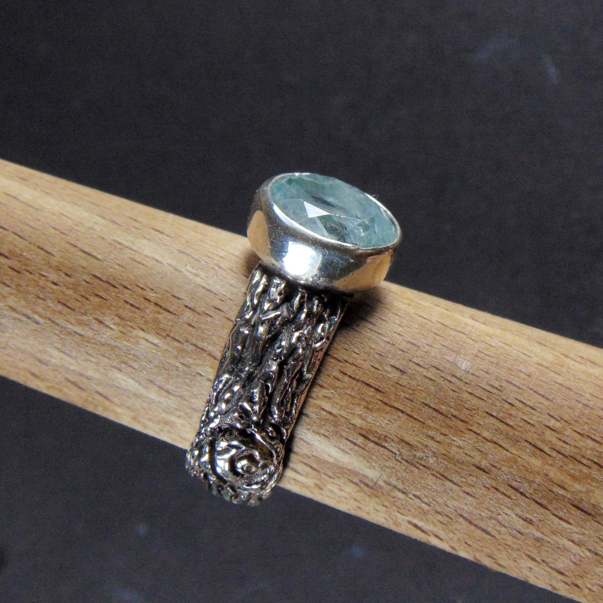 Obrączka " Kora drzewa" z akwamarynem - EPIR Art Jewellery&Gemstone