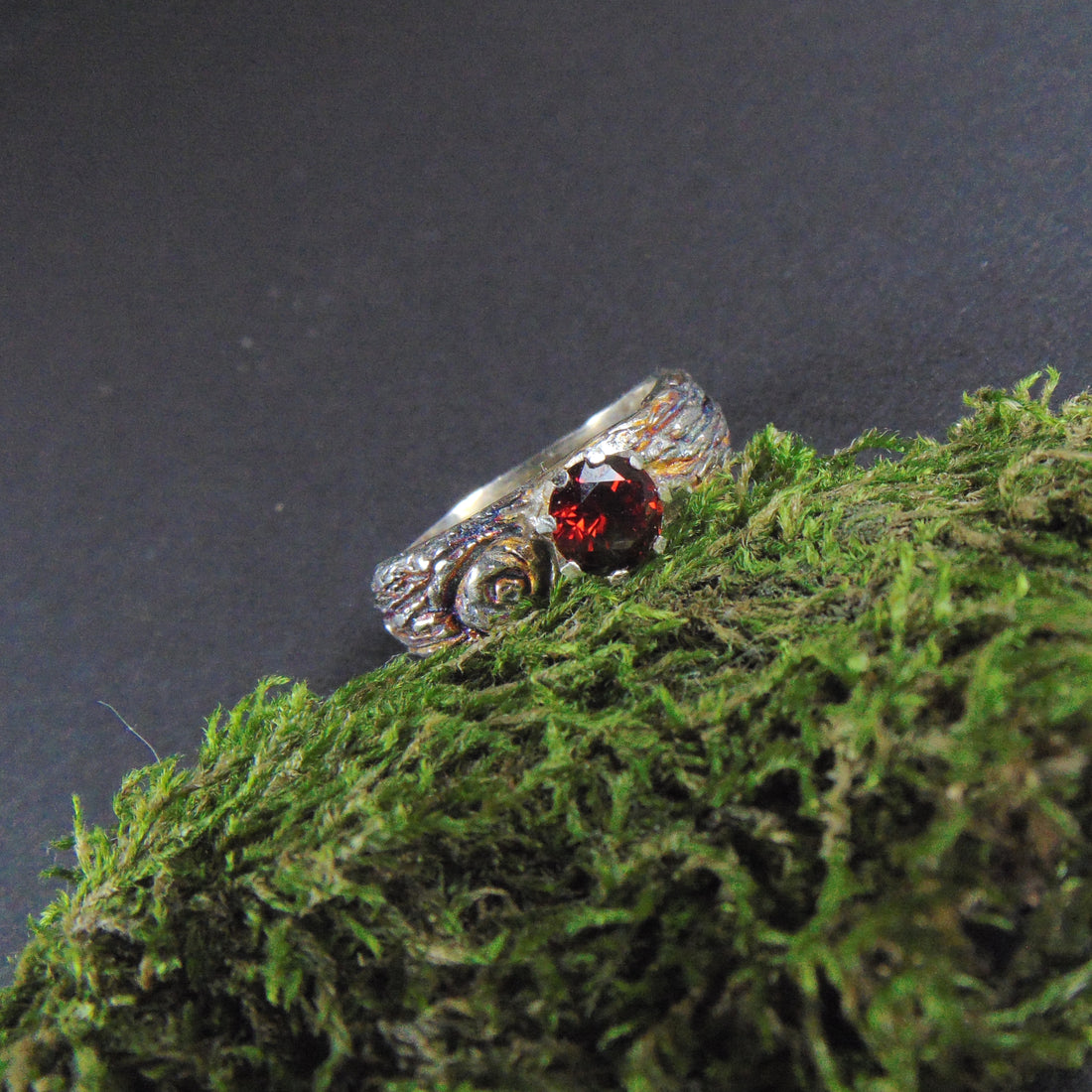 Obrączka "Kora Drzewa" z granatem - EPIR Art Jewellery&Gemstone