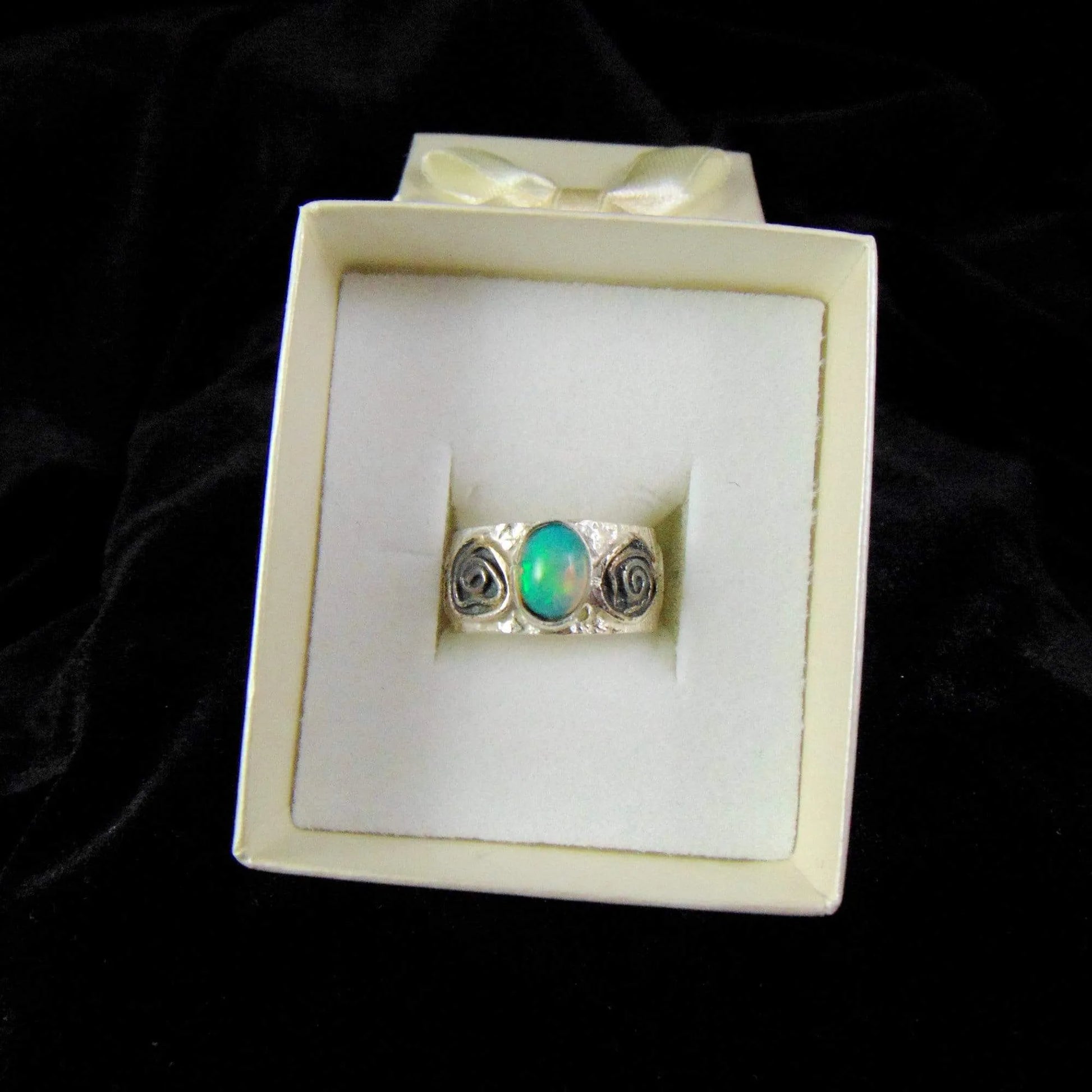 Obrączka Róże z Zielonym Opalem - EPIR Art Jewellery&Gemstone