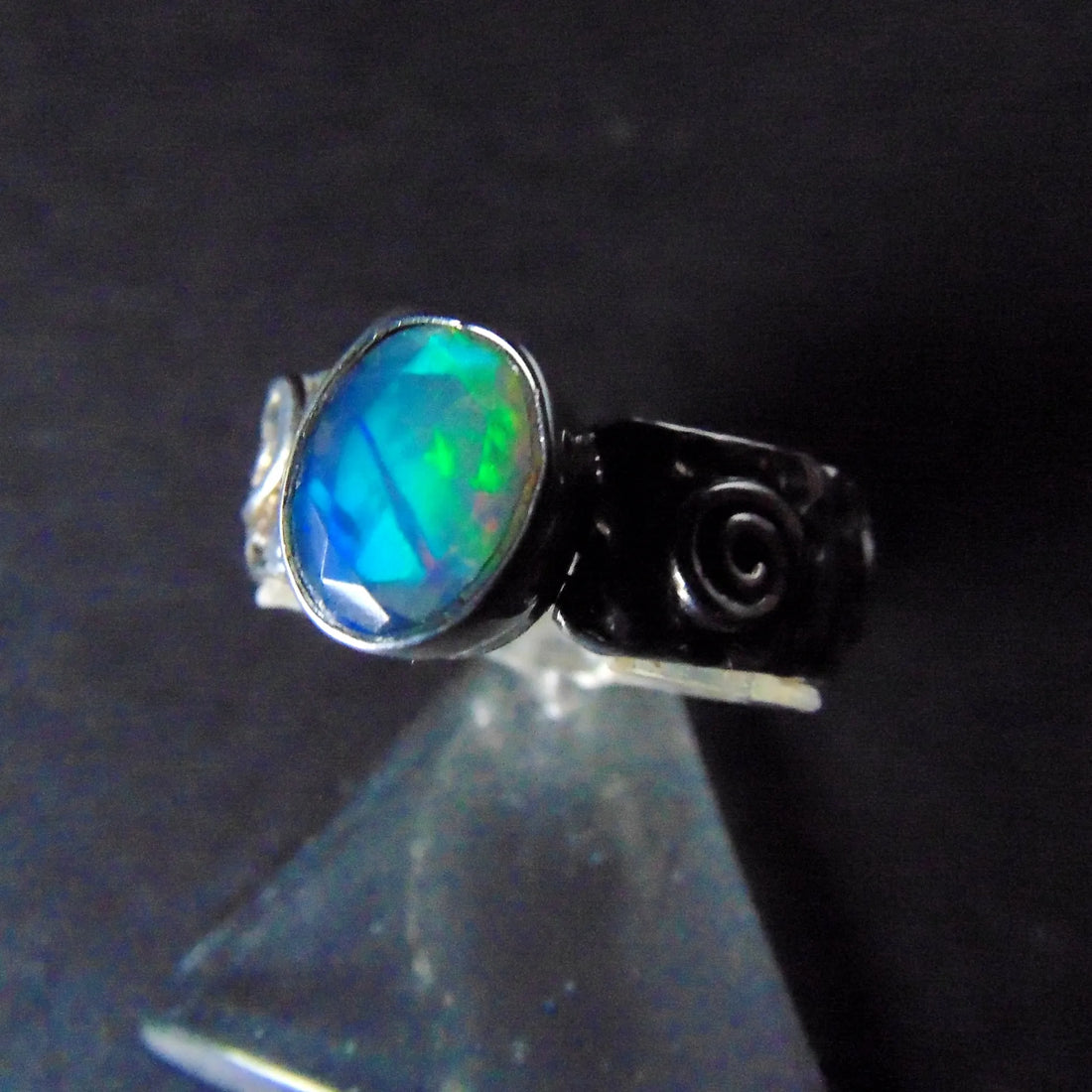 Obrączka z tęczowym opalem - EPIR Art Jewellery&Gemstone