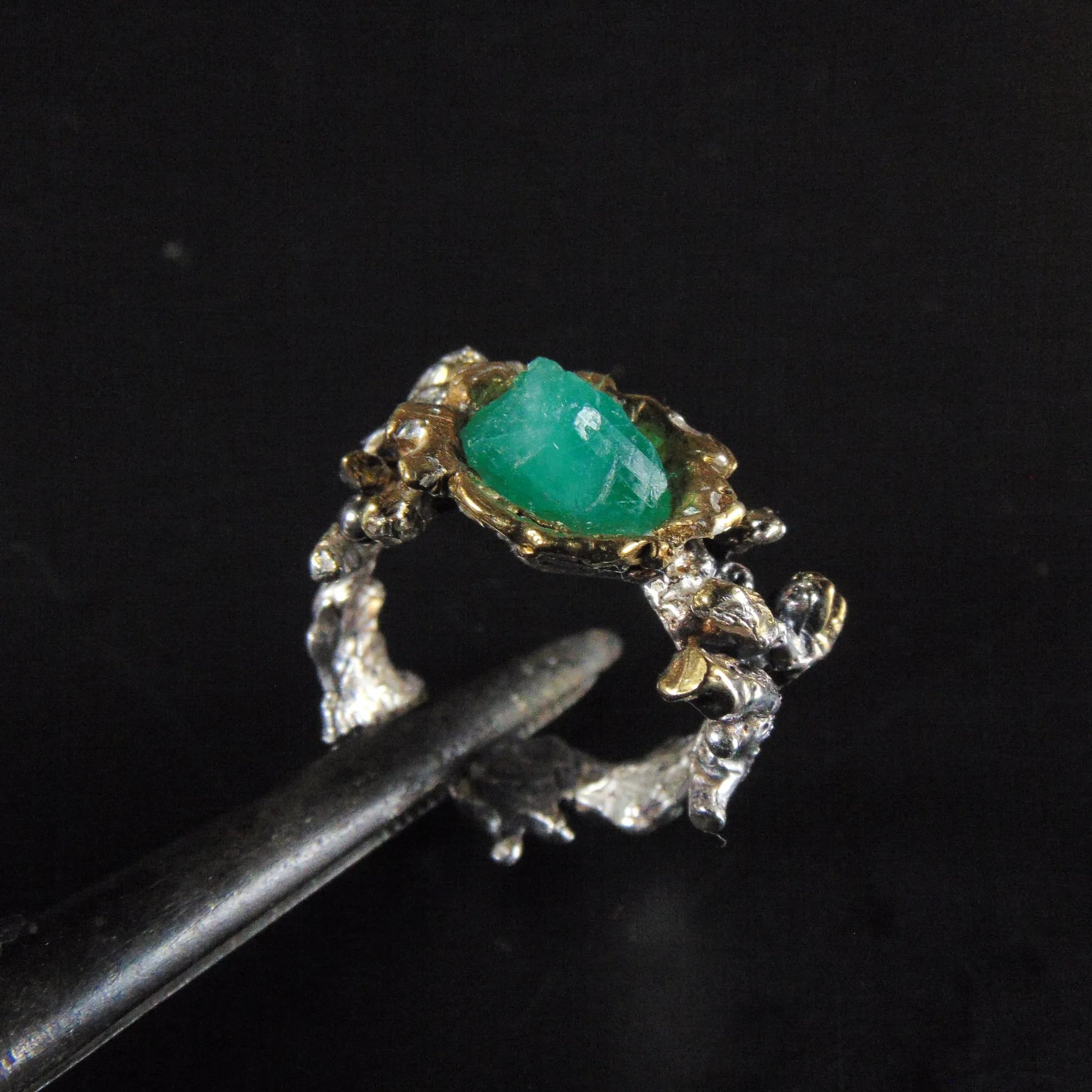 Pierścionek "Gałązki" z naturalnym szmaragdem - EPIR Art Jewellery&Gemstone