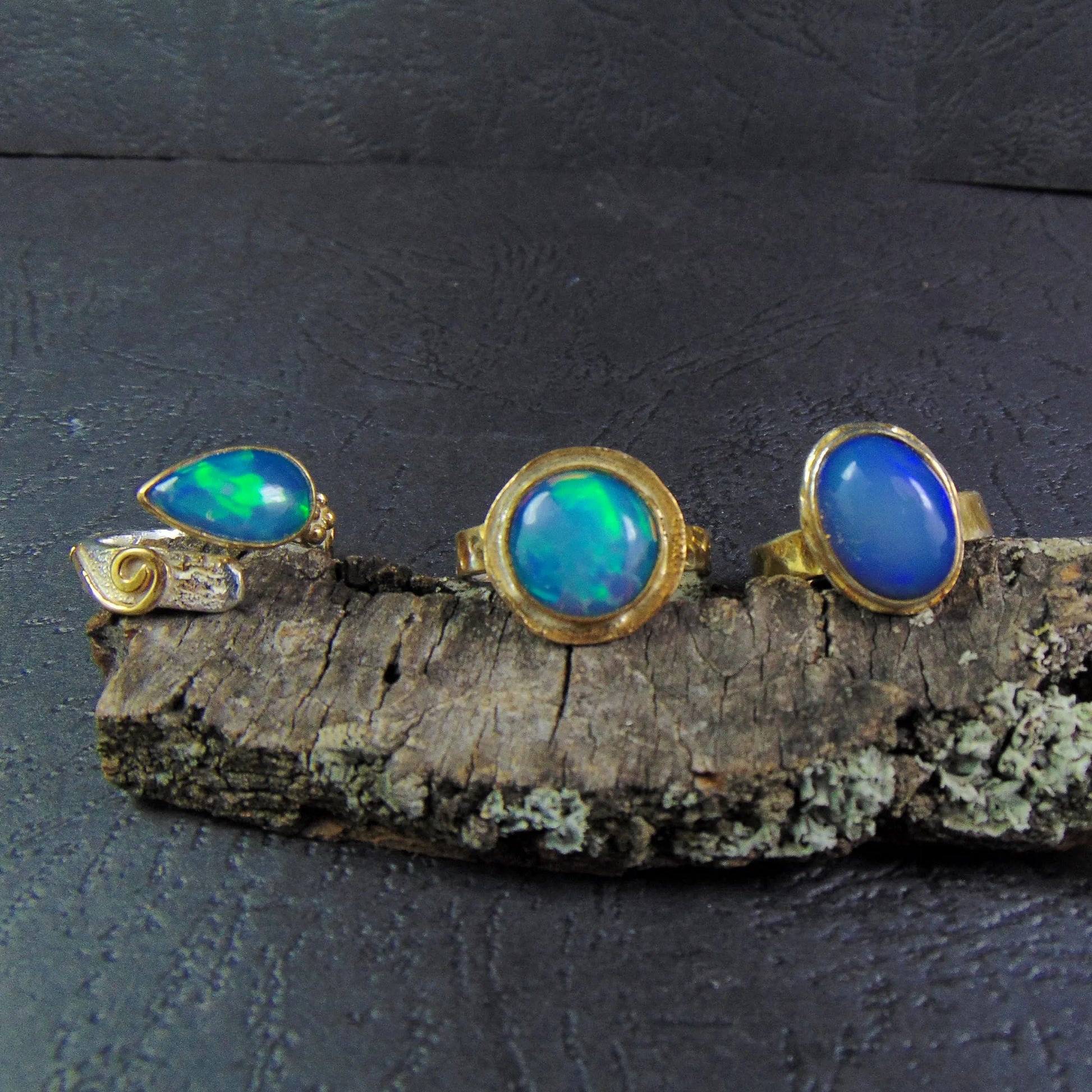 Pierścionek na kutej obrączce z wielokolorowym opalem - EPIR Art Jewellery&Gemstone