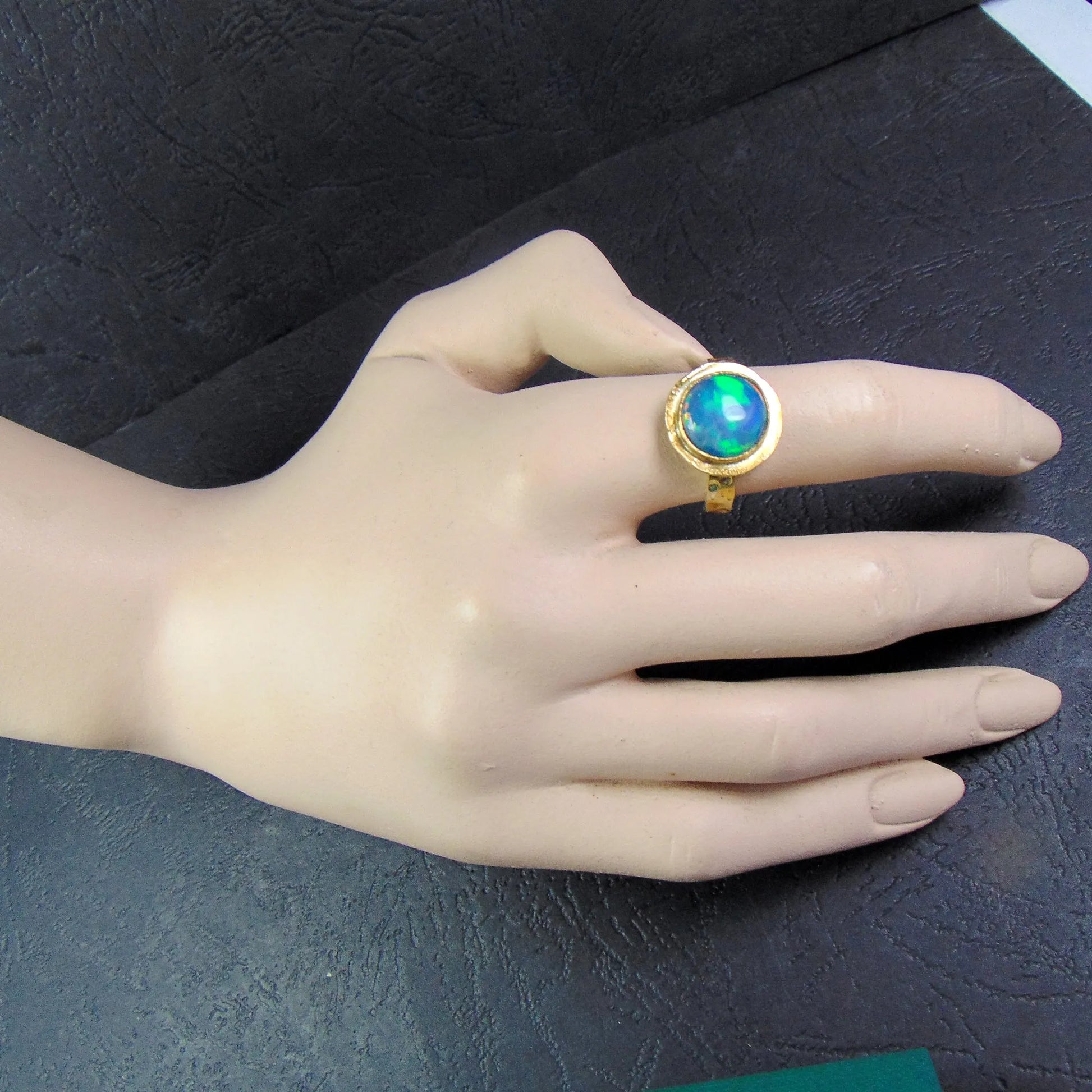 Pierścionek na kutej obrączce z wielokolorowym opalem - EPIR Art Jewellery&Gemstone