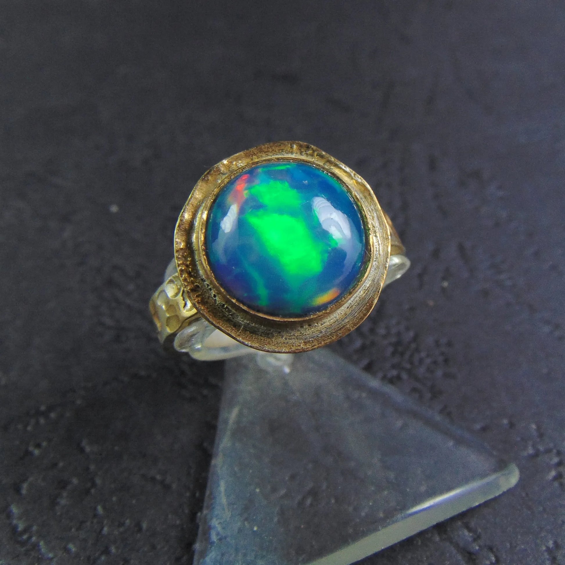 Pierścionek na kutej obrączce z wielokolorowym opalem - EPIR Art Jewellery&Gemstone