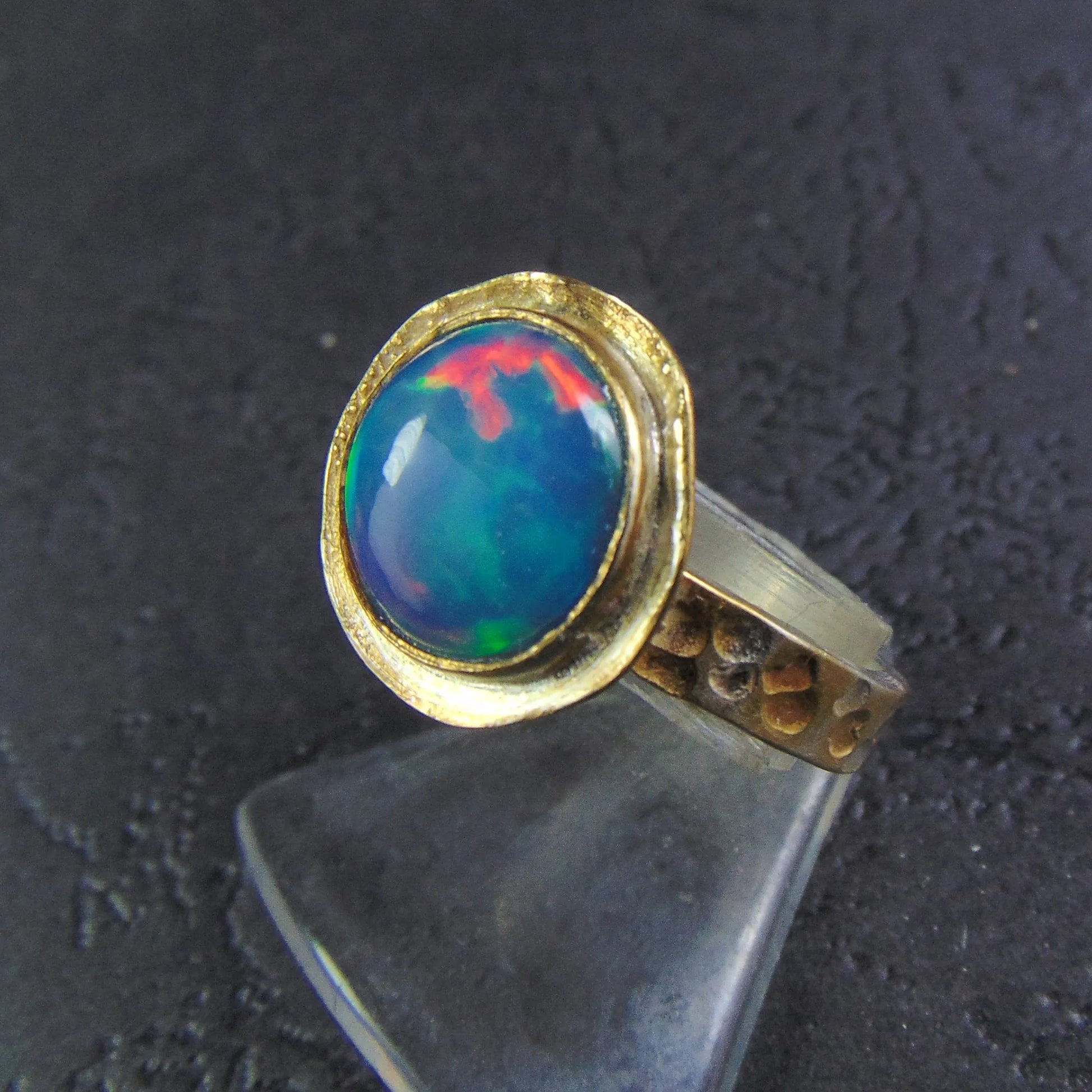 Pierścionek na kutej obrączce z wielokolorowym opalem - EPIR Art Jewellery&Gemstone