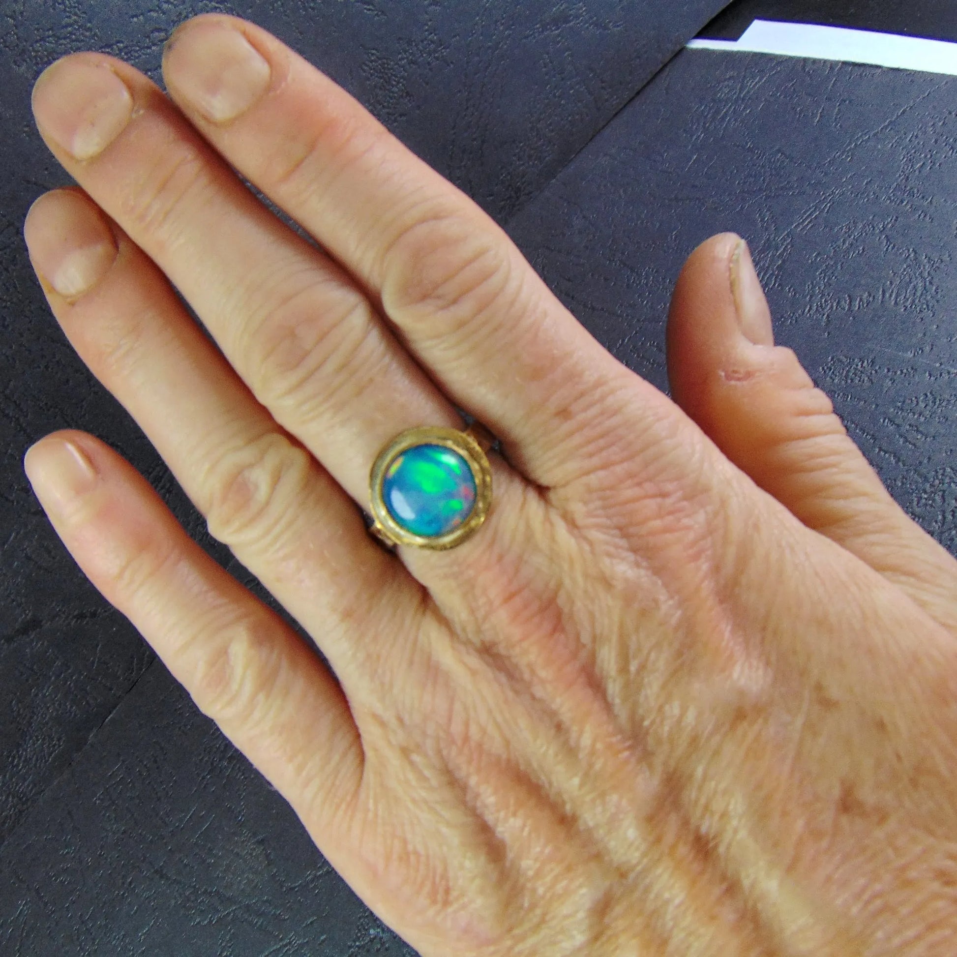Pierścionek na kutej obrączce z wielokolorowym opalem - EPIR Art Jewellery&Gemstone