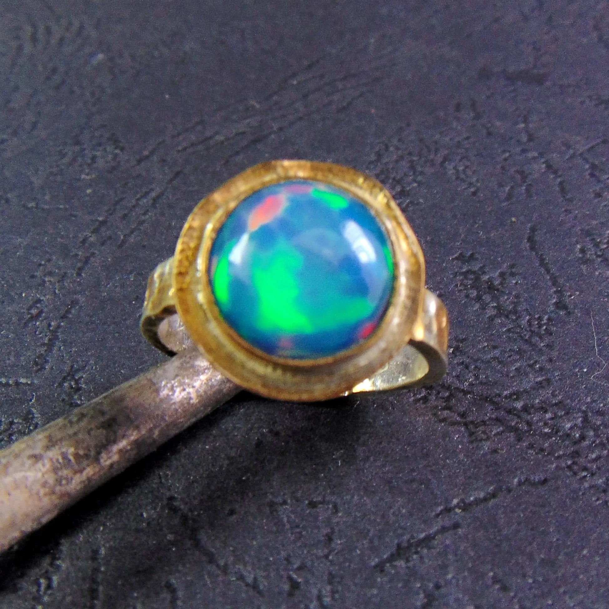 Pierścionek na kutej obrączce z wielokolorowym opalem - EPIR Art Jewellery&Gemstone