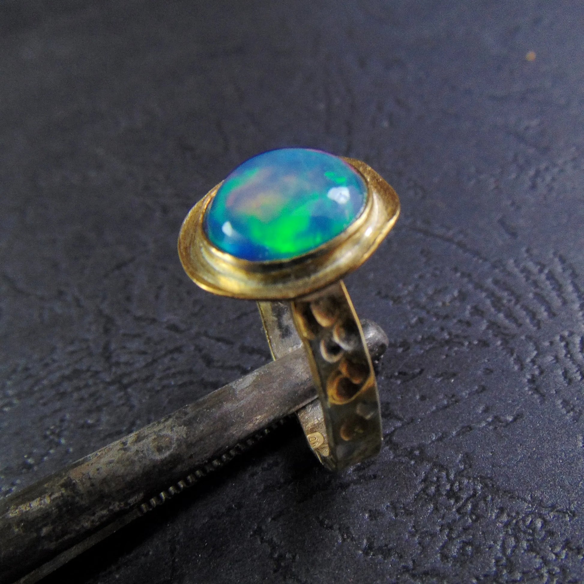 Pierścionek na kutej obrączce z wielokolorowym opalem - EPIR Art Jewellery&Gemstone