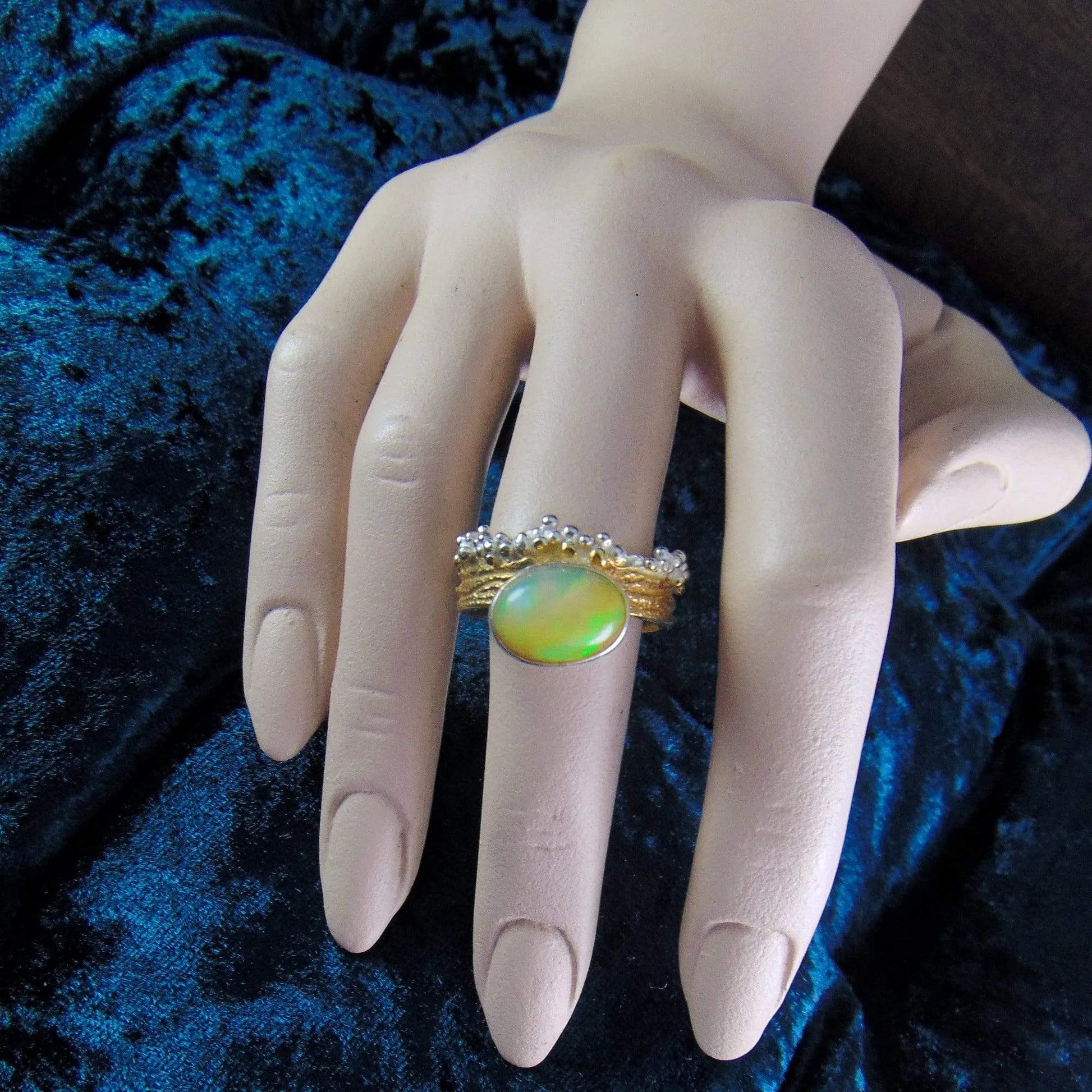 Pierścionek pozłacany z zielono- pomarańczowym opalem - EPIR Art Jewellery&Gemstone