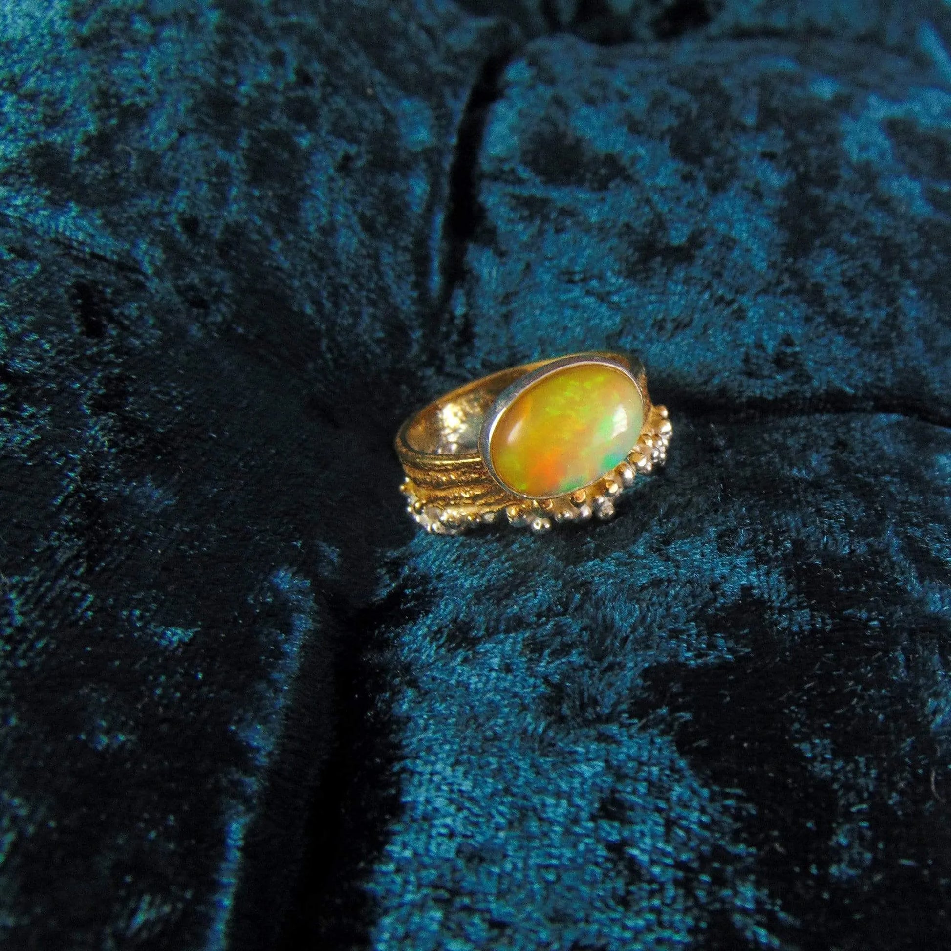 Pierścionek pozłacany z zielono- pomarańczowym opalem - EPIR Art Jewellery&Gemstone