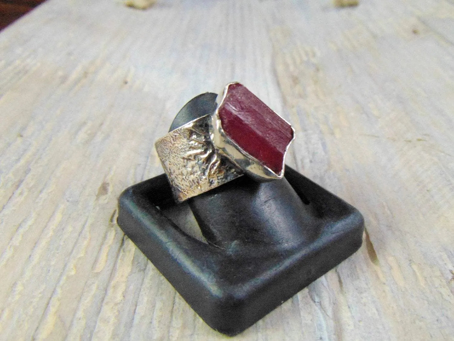 Pierścionek Srebrny z Surowym Rodolitem, Obrączka z Różowym Kamieniem - EPIR Art Jewellery&Gemstone