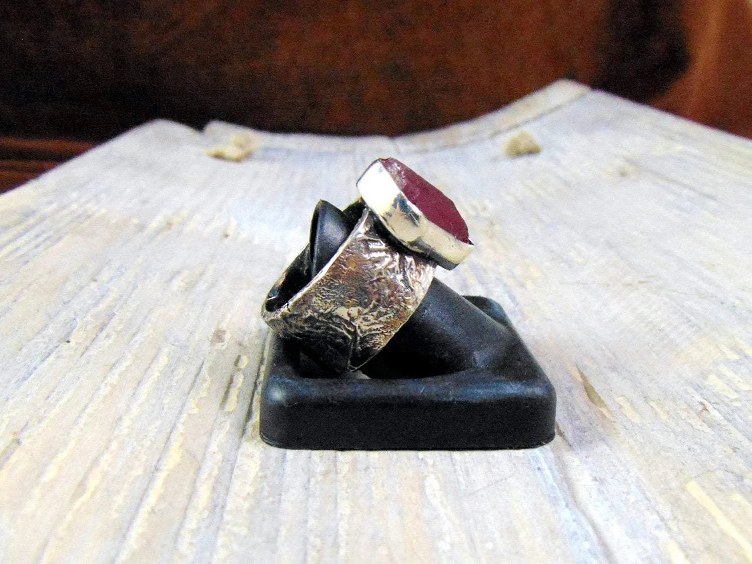 Pierścionek Srebrny z Surowym Rodolitem, Obrączka z Różowym Kamieniem - EPIR Art Jewellery&Gemstone