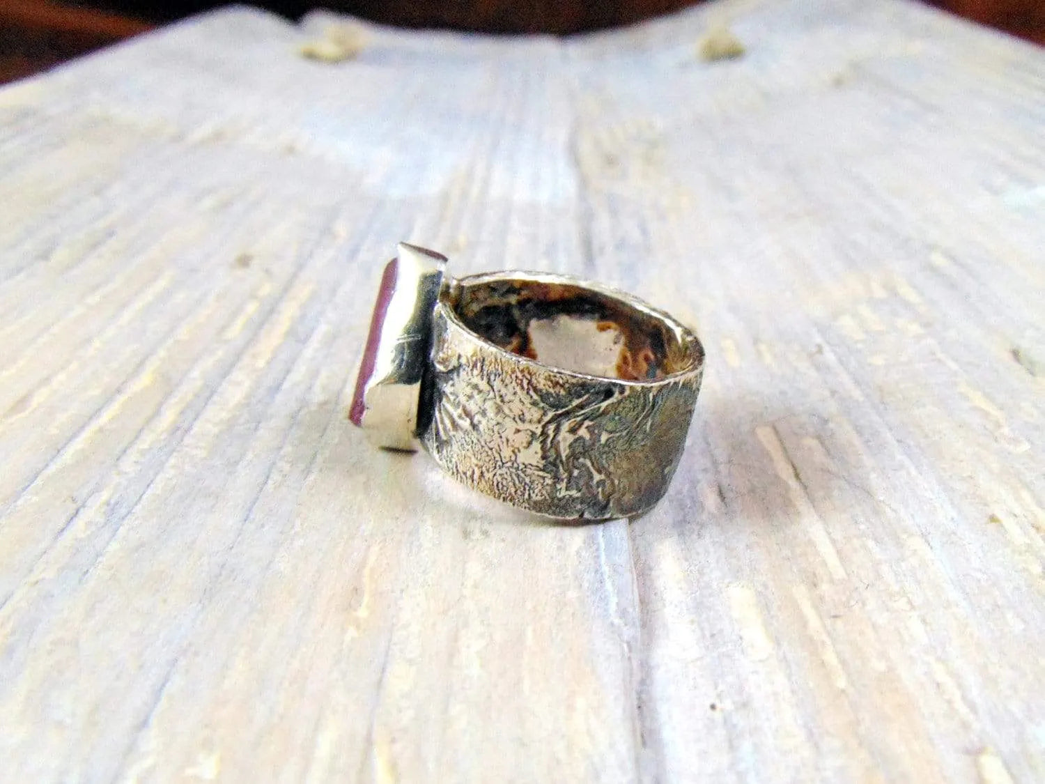 Pierścionek Srebrny z Surowym Rodolitem, Obrączka z Różowym Kamieniem - EPIR Art Jewellery&Gemstone