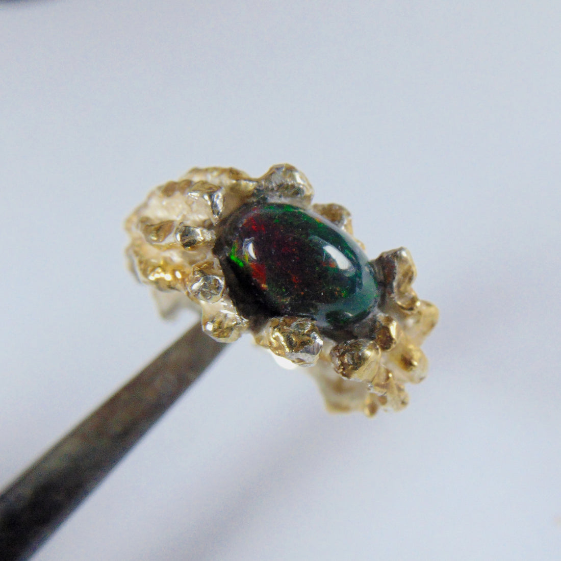 Srebrny pierścionek pozłacany z czarnym opalem etiopskim - Kolekcja "Gałązki" - EPIR Art Jewellery&Gemstone