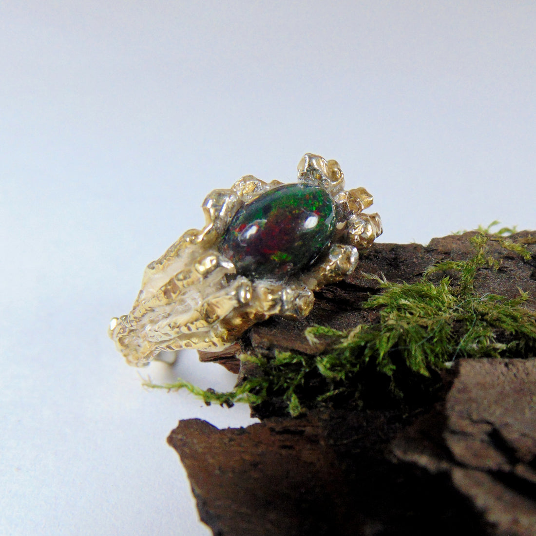 Srebrny pierścionek pozłacany z czarnym opalem etiopskim - Kolekcja "Gałązki" - EPIR Art Jewellery&Gemstone