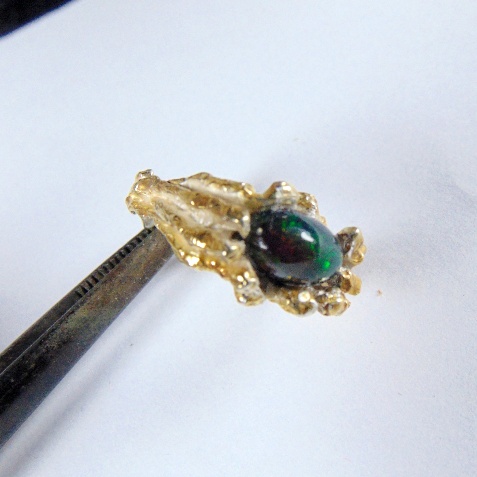 Srebrny pierścionek pozłacany z czarnym opalem etiopskim - Kolekcja "Gałązki" - EPIR Art Jewellery&Gemstone