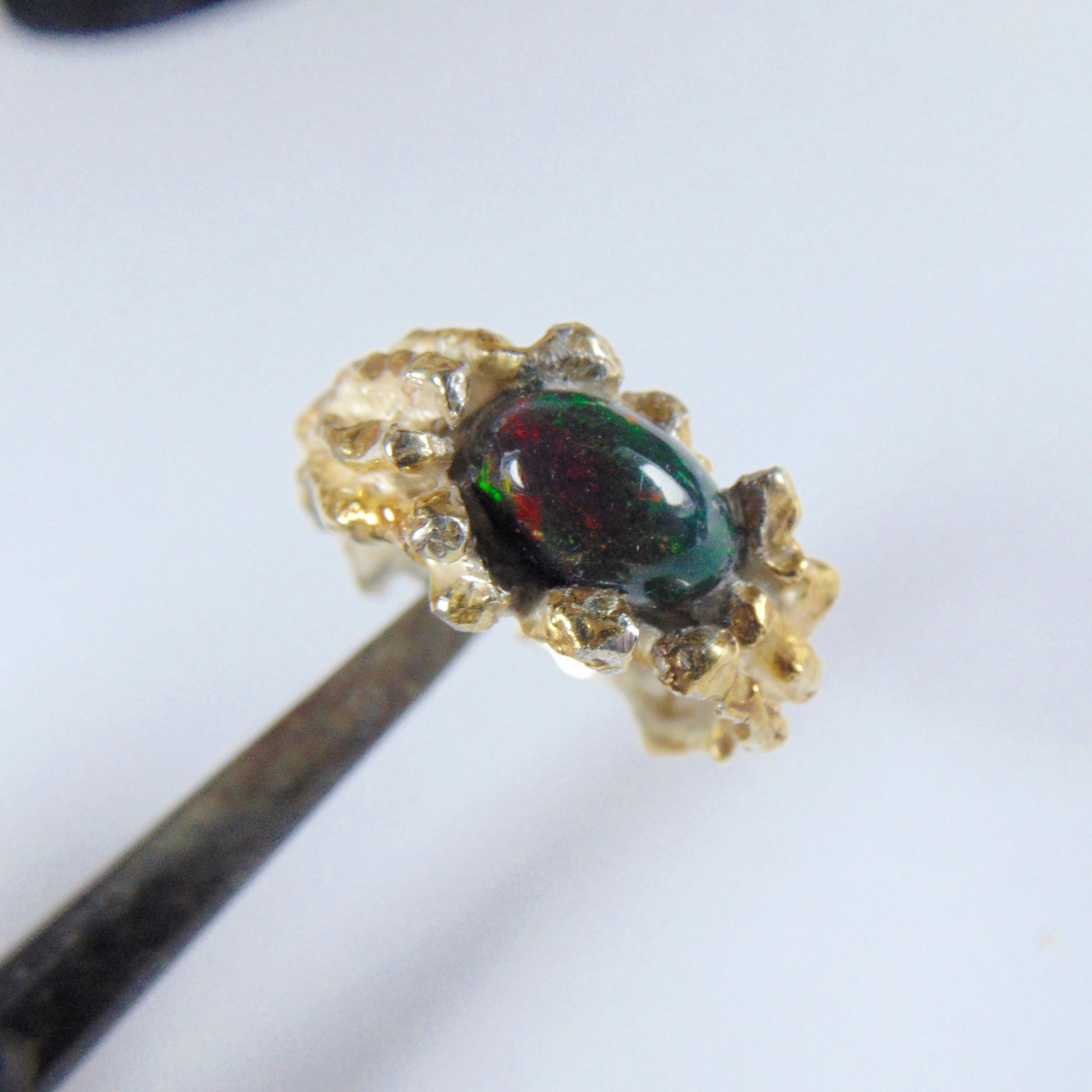 Srebrny pierścionek pozłacany z czarnym opalem etiopskim - Kolekcja "Gałązki" - EPIR Art Jewellery&Gemstone