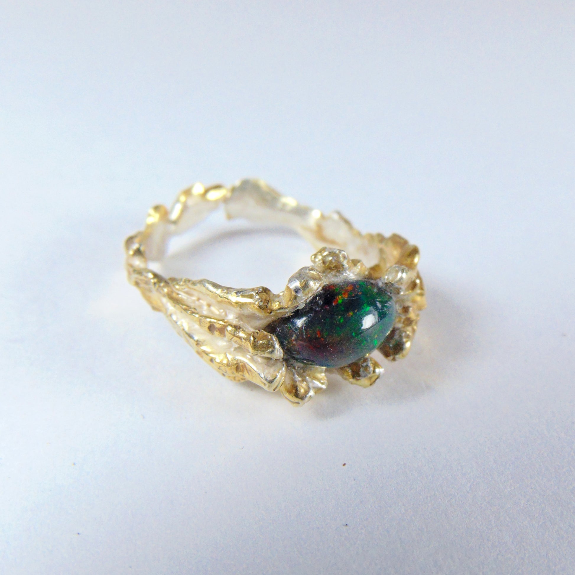 Srebrny pierścionek pozłacany z czarnym opalem etiopskim - Kolekcja "Gałązki" - EPIR Art Jewellery&Gemstone