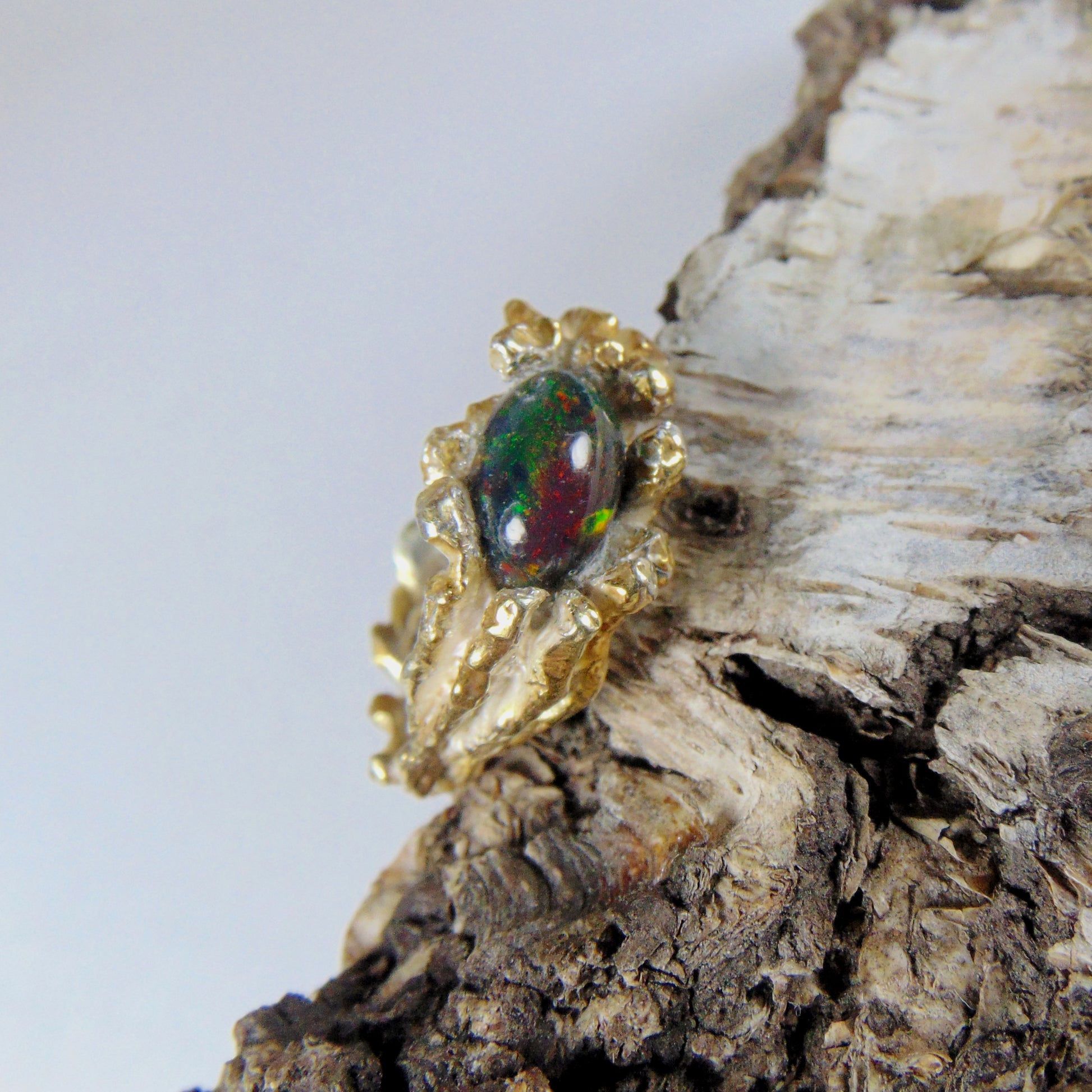 Srebrny pierścionek pozłacany z czarnym opalem etiopskim - Kolekcja "Gałązki" - EPIR Art Jewellery&Gemstone