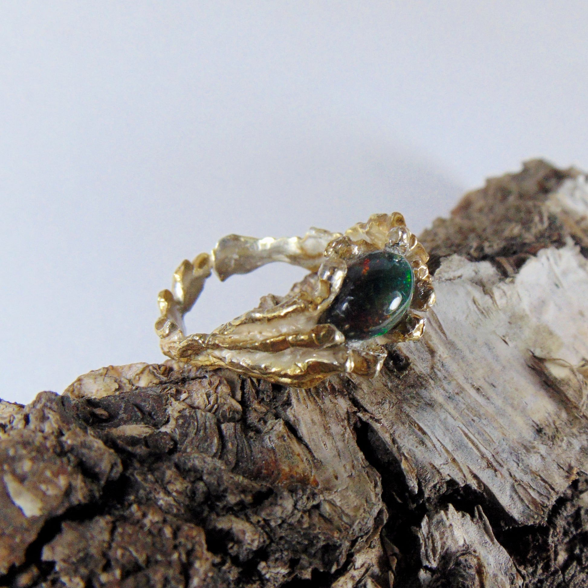 Srebrny pierścionek pozłacany z czarnym opalem etiopskim - Kolekcja "Gałązki" - EPIR Art Jewellery&Gemstone