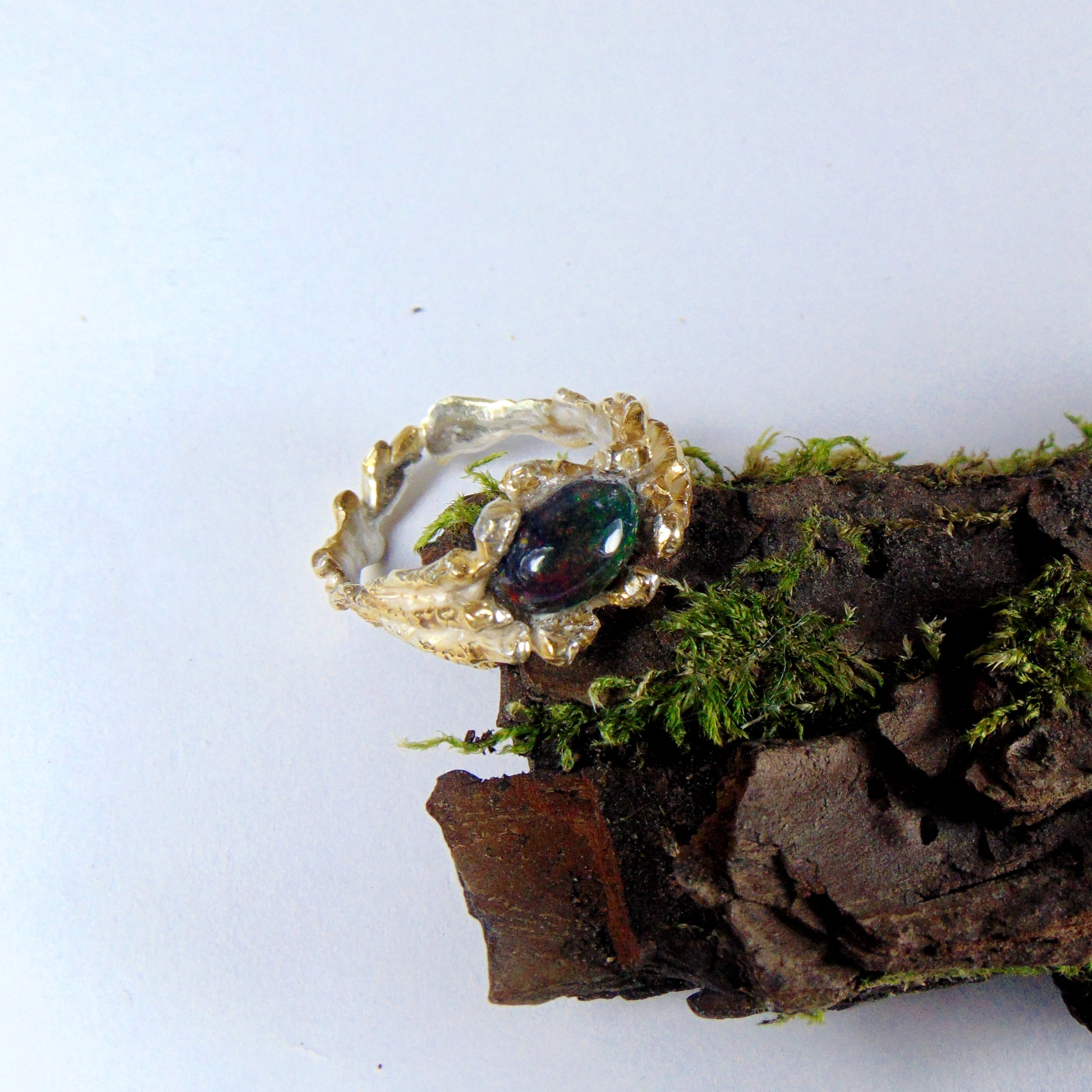 Srebrny pierścionek pozłacany z czarnym opalem etiopskim - Kolekcja "Gałązki" - EPIR Art Jewellery&Gemstone