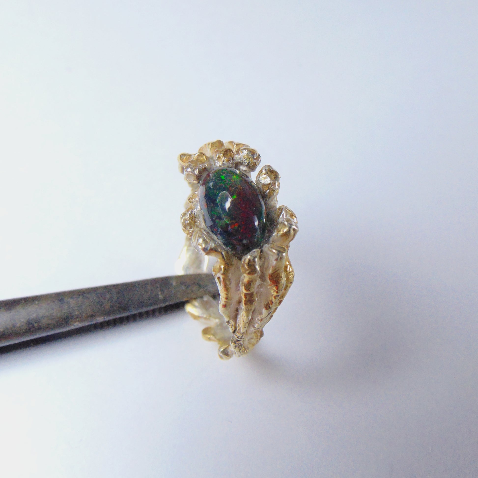 Srebrny pierścionek pozłacany z czarnym opalem etiopskim - Kolekcja "Gałązki" - EPIR Art Jewellery&Gemstone
