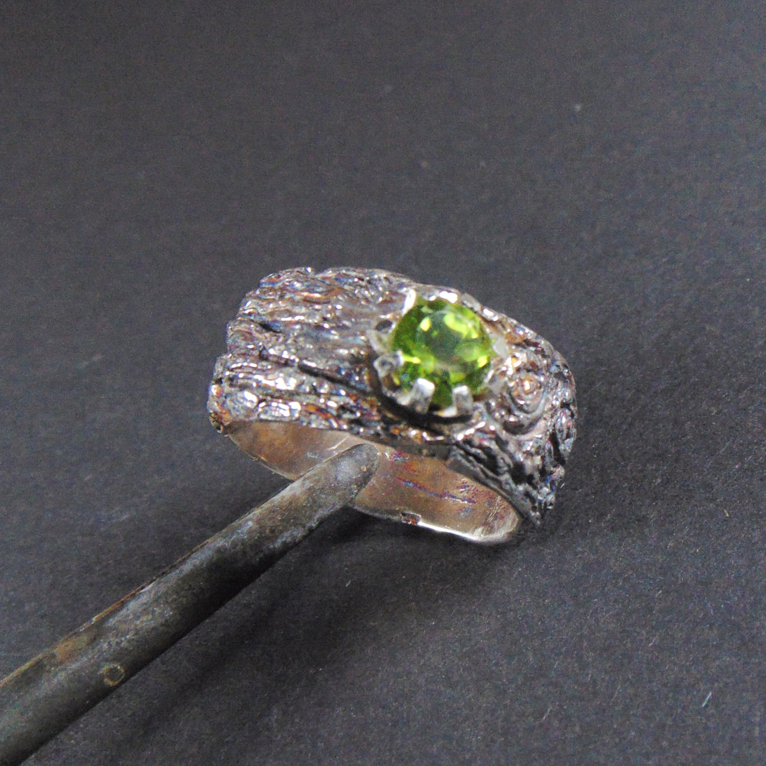 Szeroka obrączka " Kora drzew" z oliwinem - EPIR Art Jewellery&Gemstone