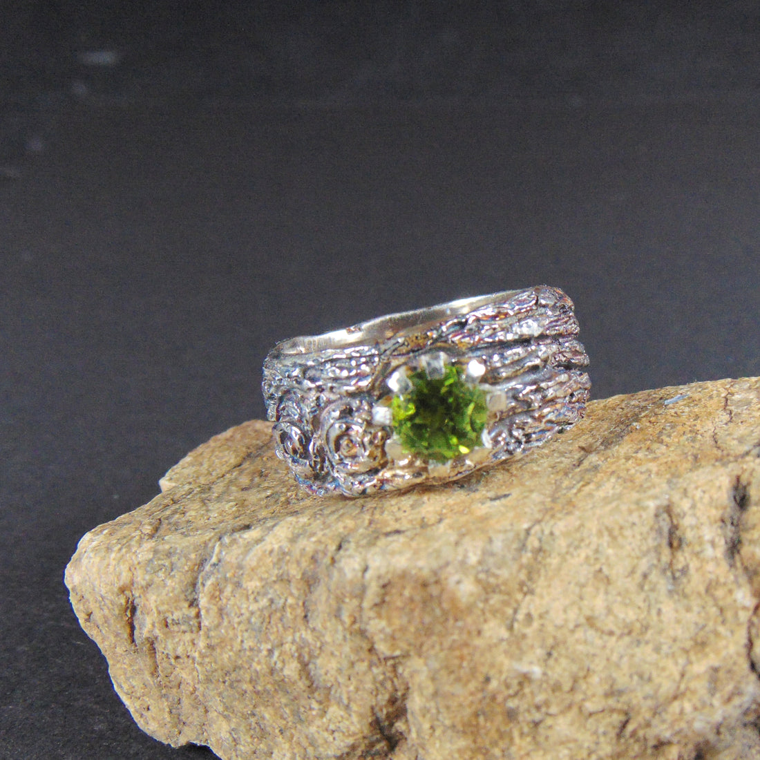 Szeroka obrączka " Kora drzew" z oliwinem - EPIR Art Jewellery&Gemstone