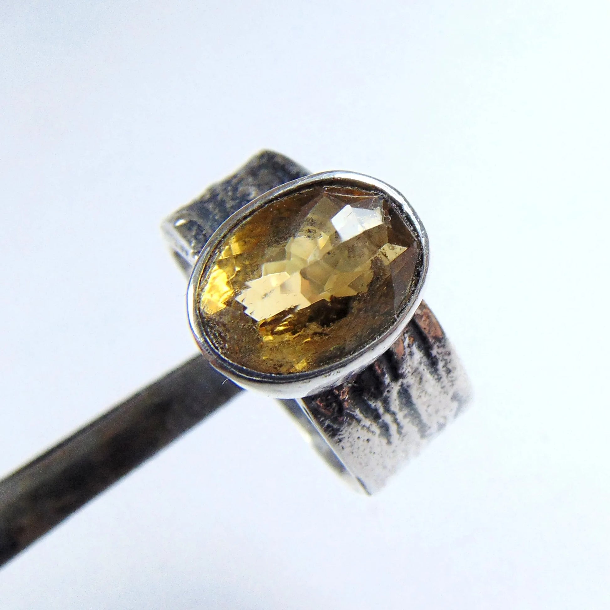 Szeroka obrączka srebrna z fasetowanym cytrynem - EPIR Art Jewellery&Gemstone