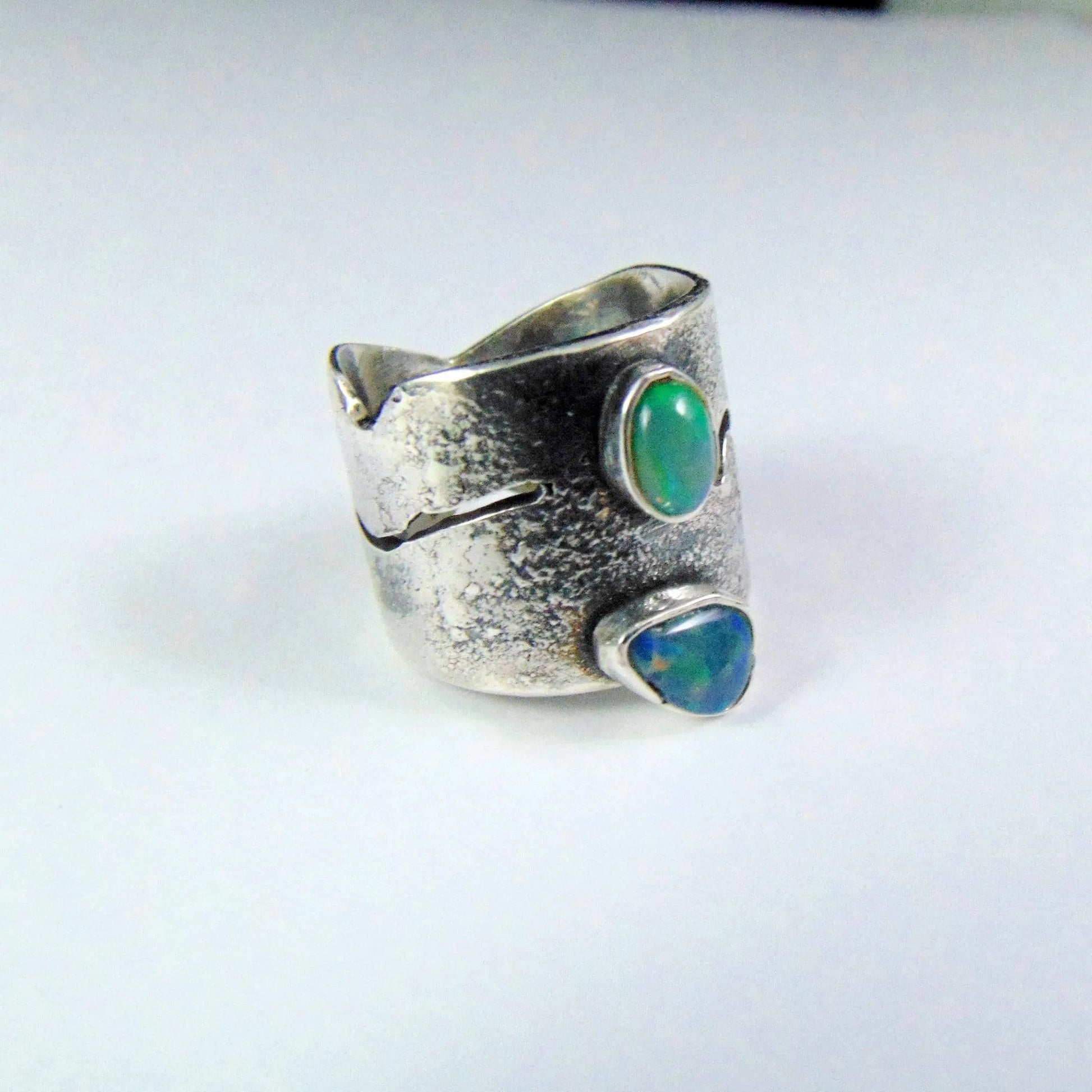 Szeroka Obrączka z Dwoma Opalami - EPIR Art Jewellery&Gemstone