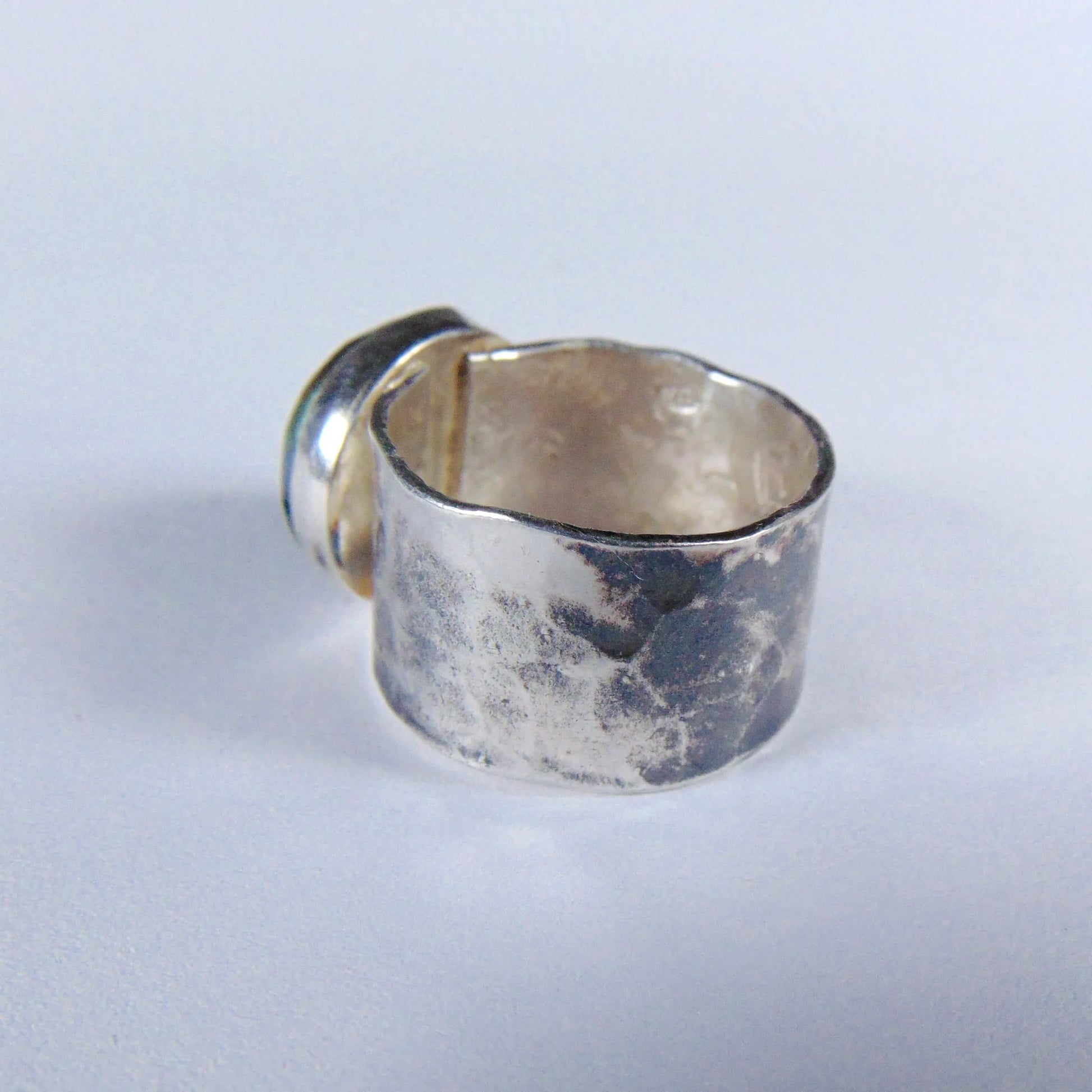 Szeroka obrączka z zieloną perłą - EPIR Art Jewellery&Gemstone