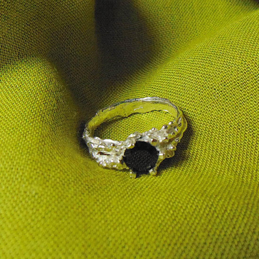 Srebrny Pierścionek z Czarnym Turmalinem – Organiczne Echa Rafy Koralowej