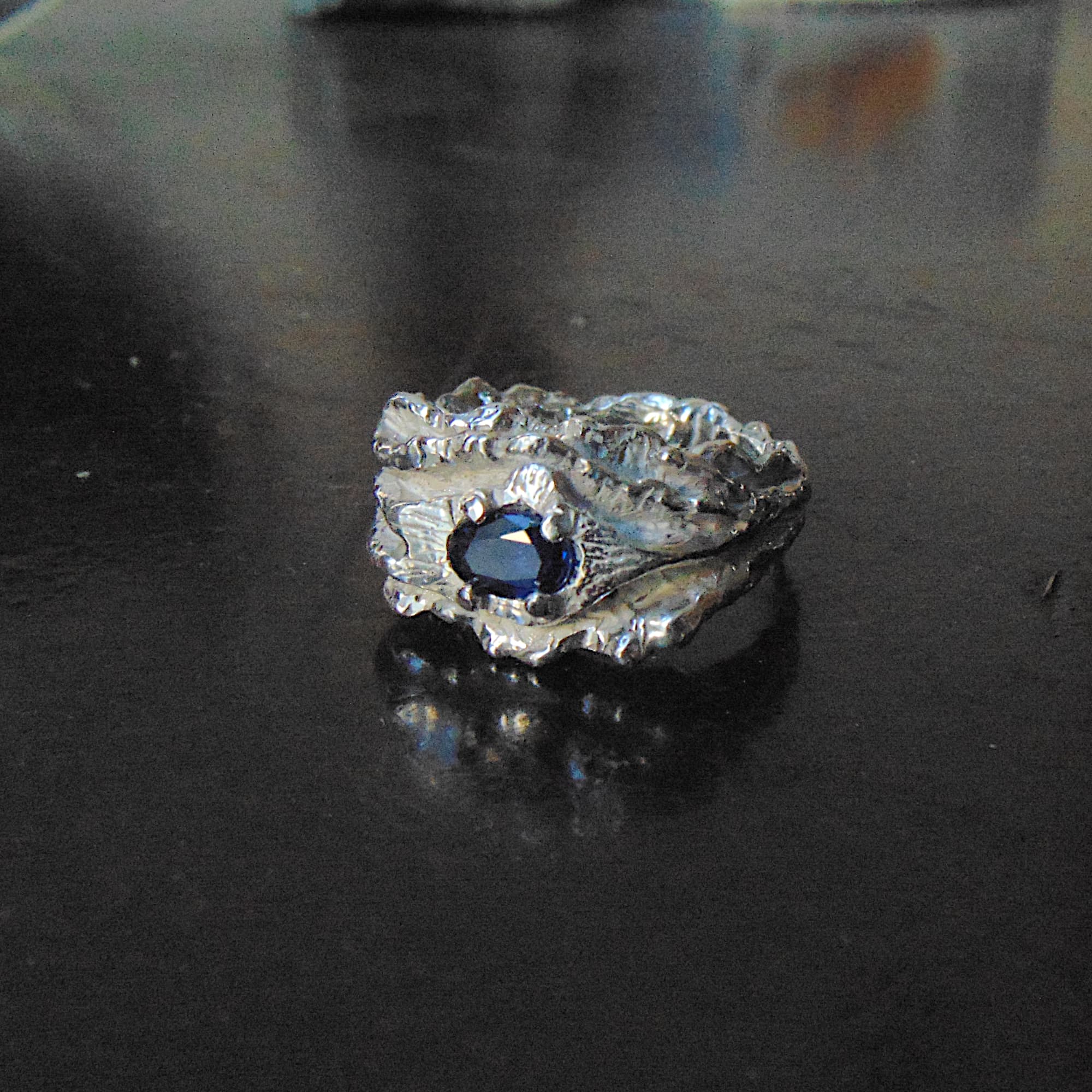 Pierścionek srebrny Fale Wody z szafirem