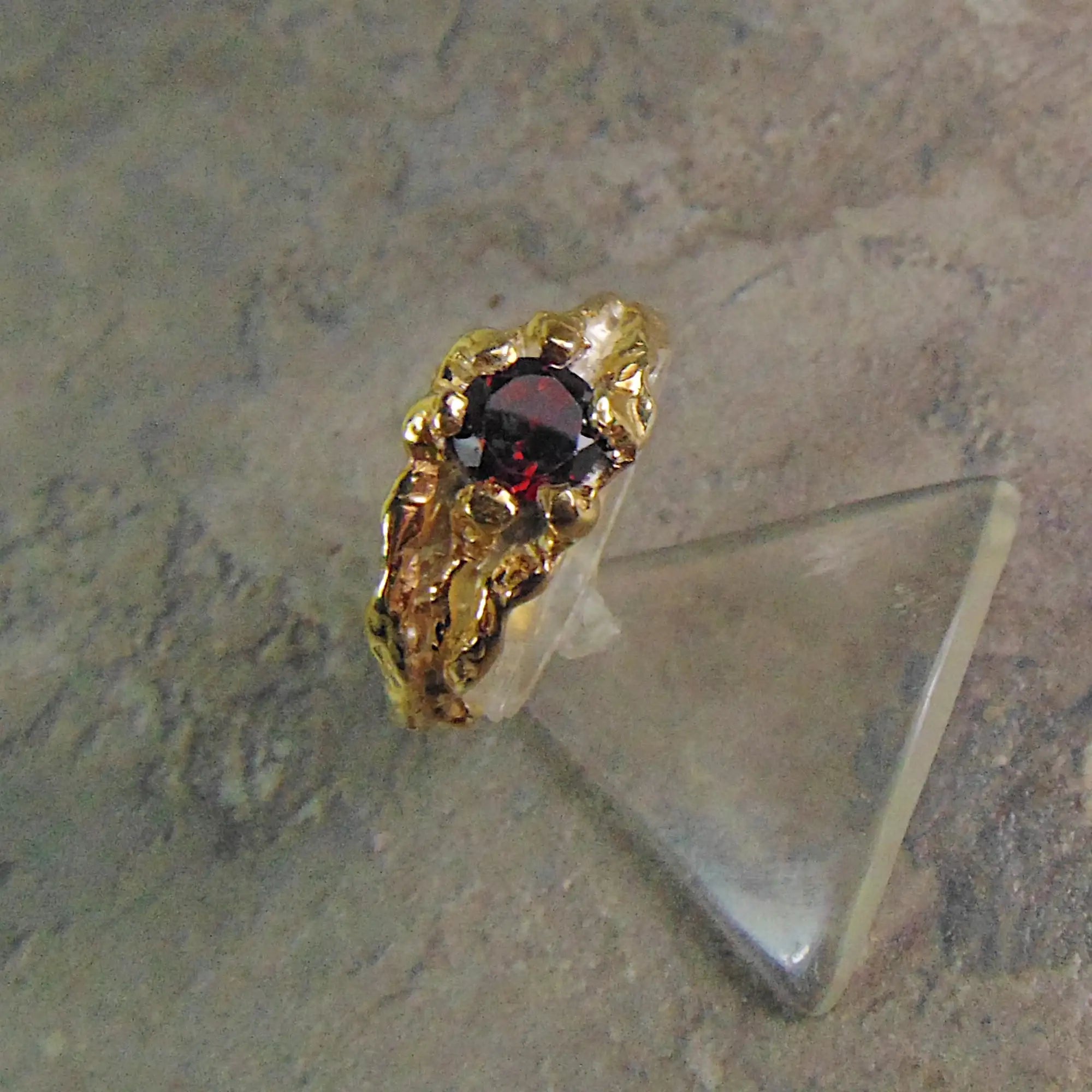 Pierścionek Złocony z Granatem – Organiczna Forma, Głębia Koloru- z kolekcji "Gałązki"