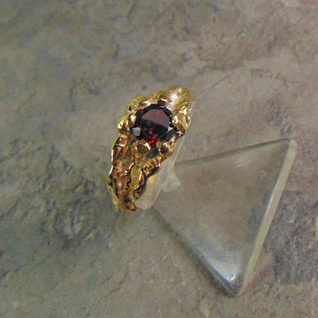 Pierścionek Złocony z Granatem – Organiczna Forma, Głębia Koloru- z kolekcji "Gałązki"