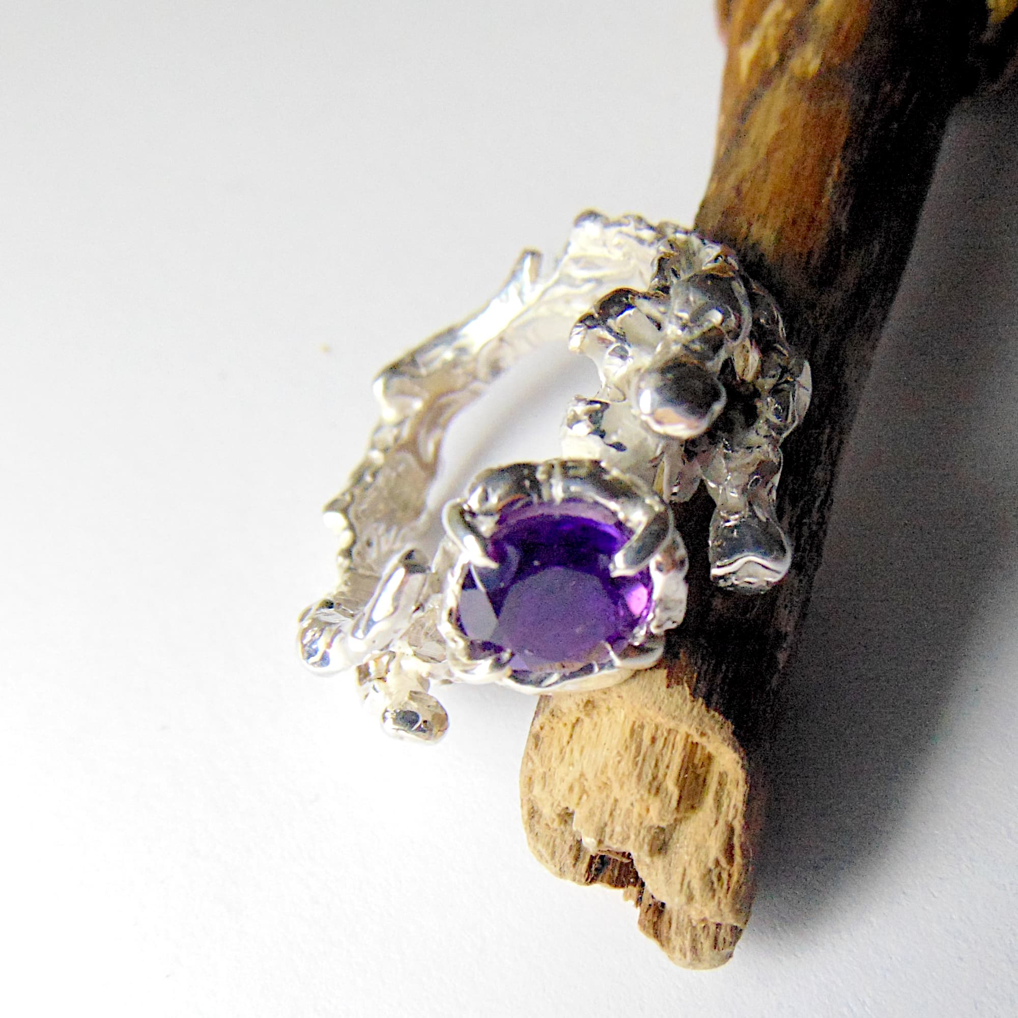 Pierścionek srebrny z ametystem z kolekcji Gałązki