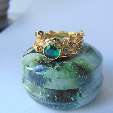 Pierścionek pozłacany z syntetycznym szmaragdem Gałązki