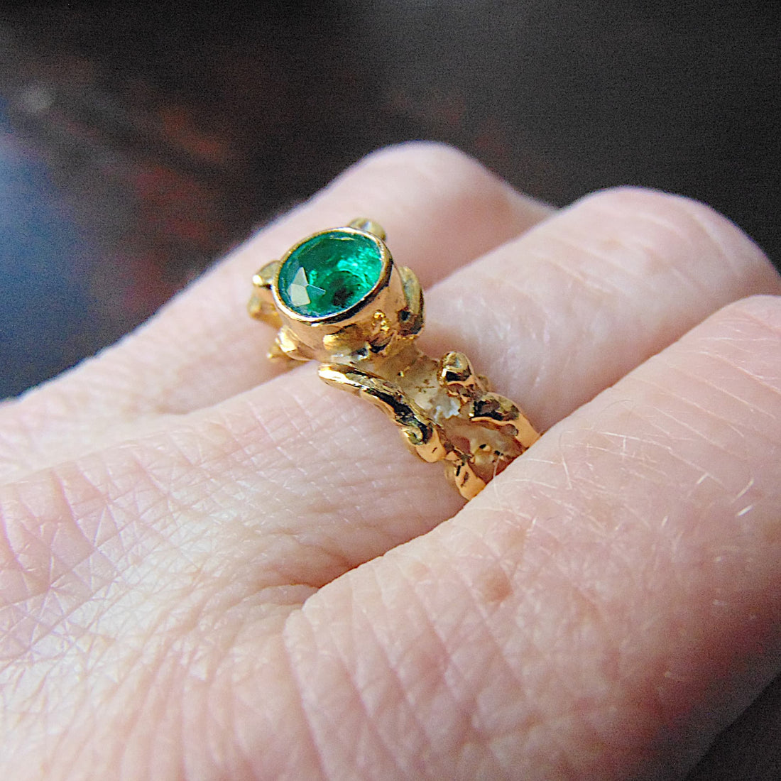 Pierścionek pozłacany z syntetycznym szmaragdem Gałązki