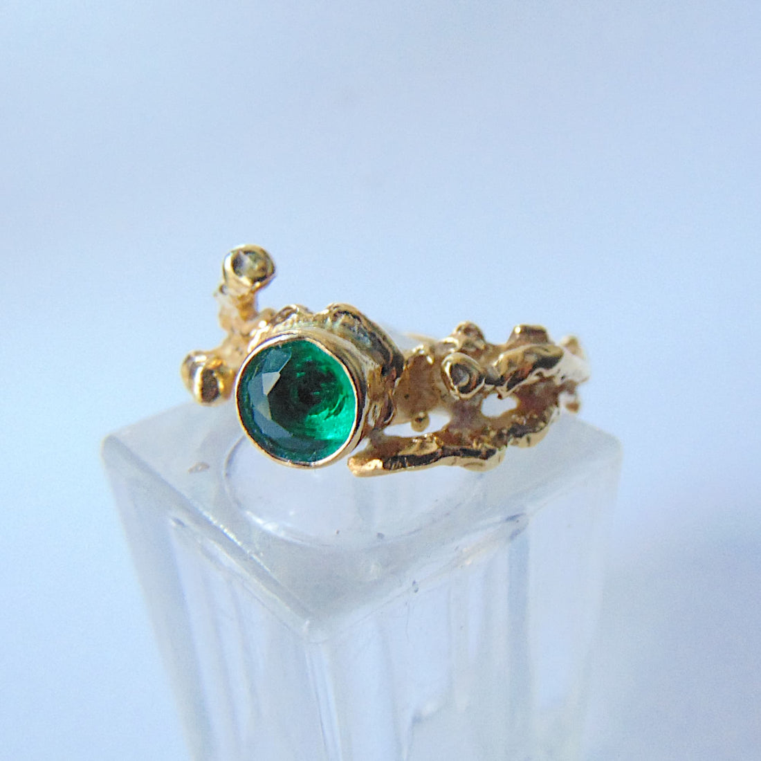 Pierścionek pozłacany z syntetycznym szmaragdem Gałązki