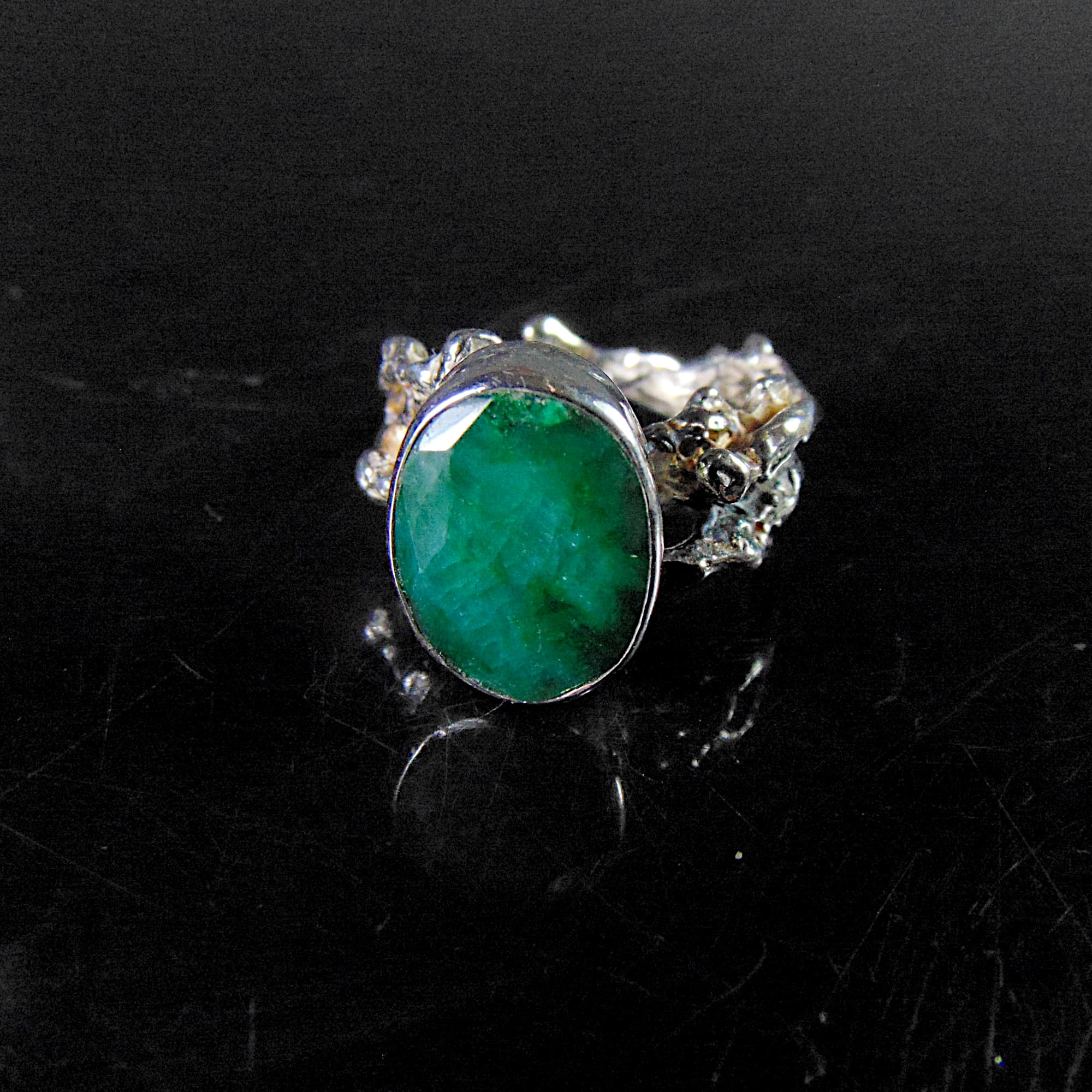 Pierścionek srebrny z dużym szmaragdem z kolekcji Galązki