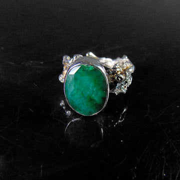 Pierścionek srebrny z dużym szmaragdem z kolekcji Galązki