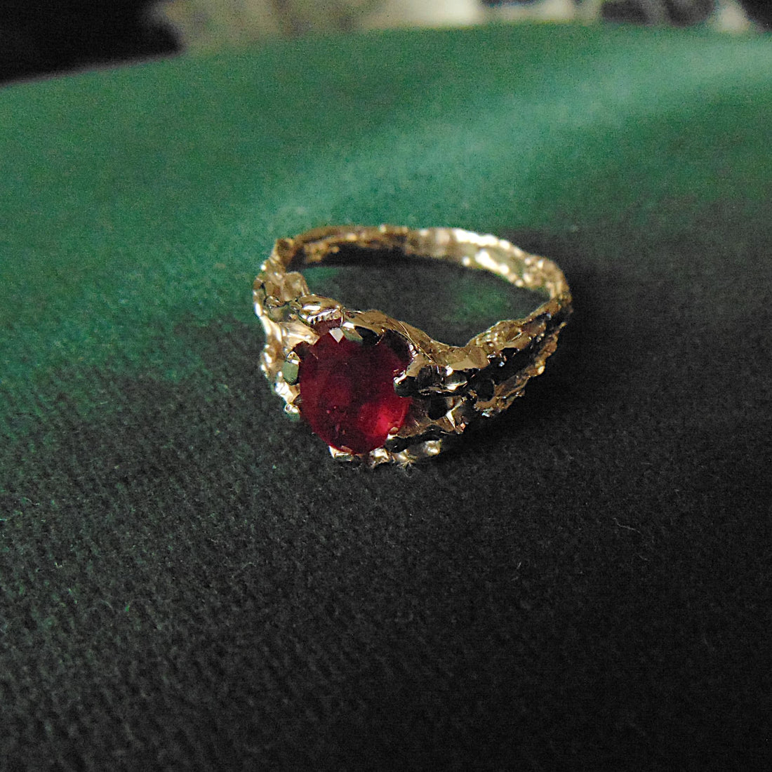 Pierścionek z białego złota Sploty Gałązek z rubinem