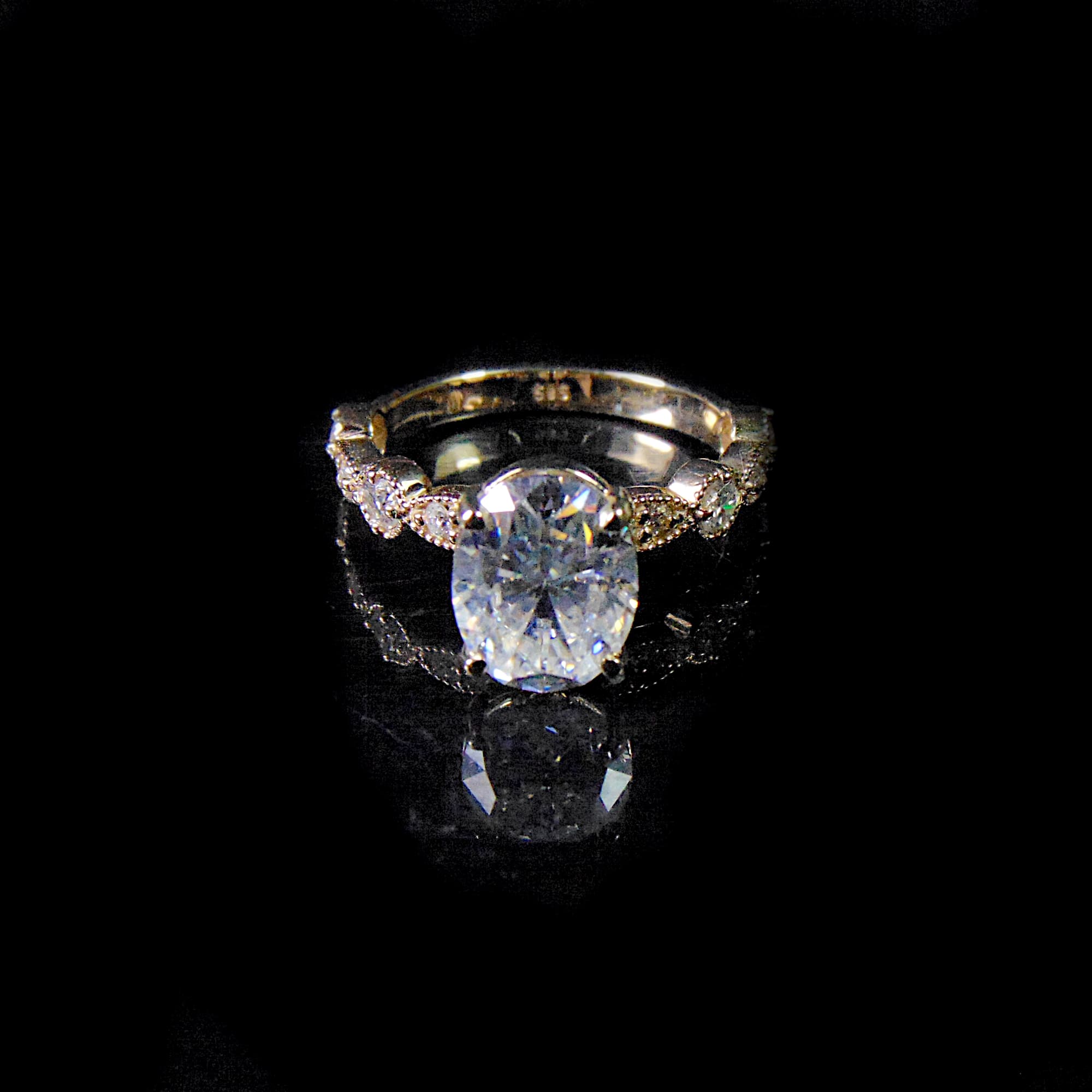 Pierścionek złoty z moissanitem 9x7 mm