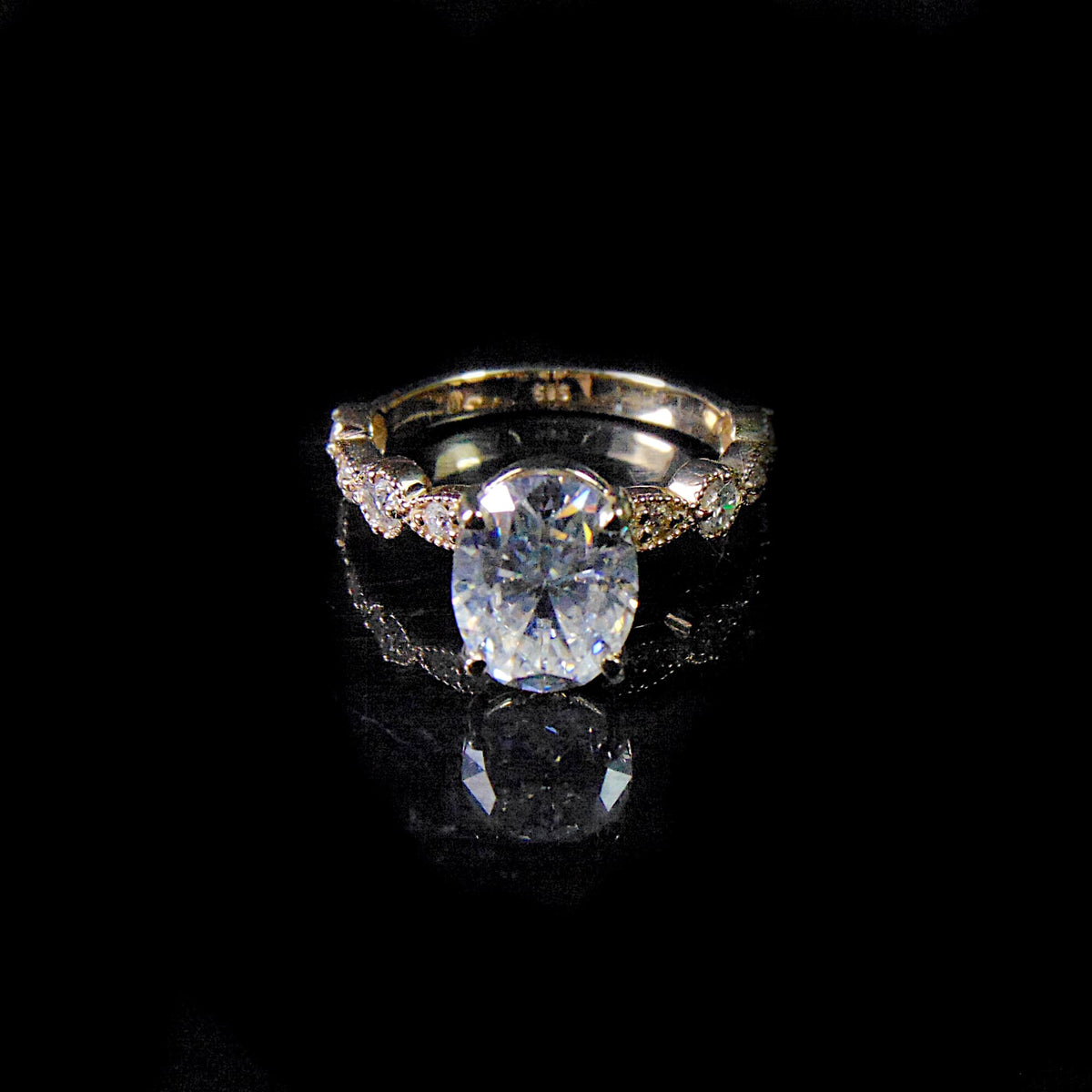 Pierścionek złoty z moissanitem 9x7 mm