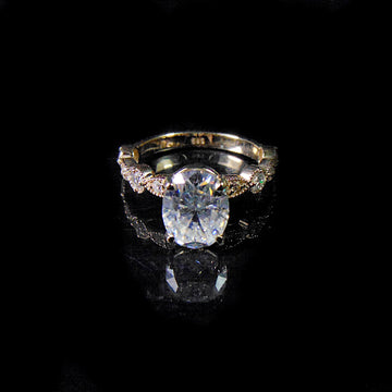 Pierścionek złoty z moissanitem 9x7 mm