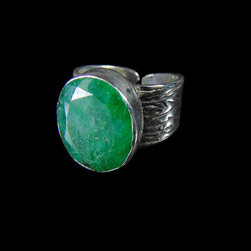 Srebrny Pierścionek Regulowany z Okazałym Szmaragdem