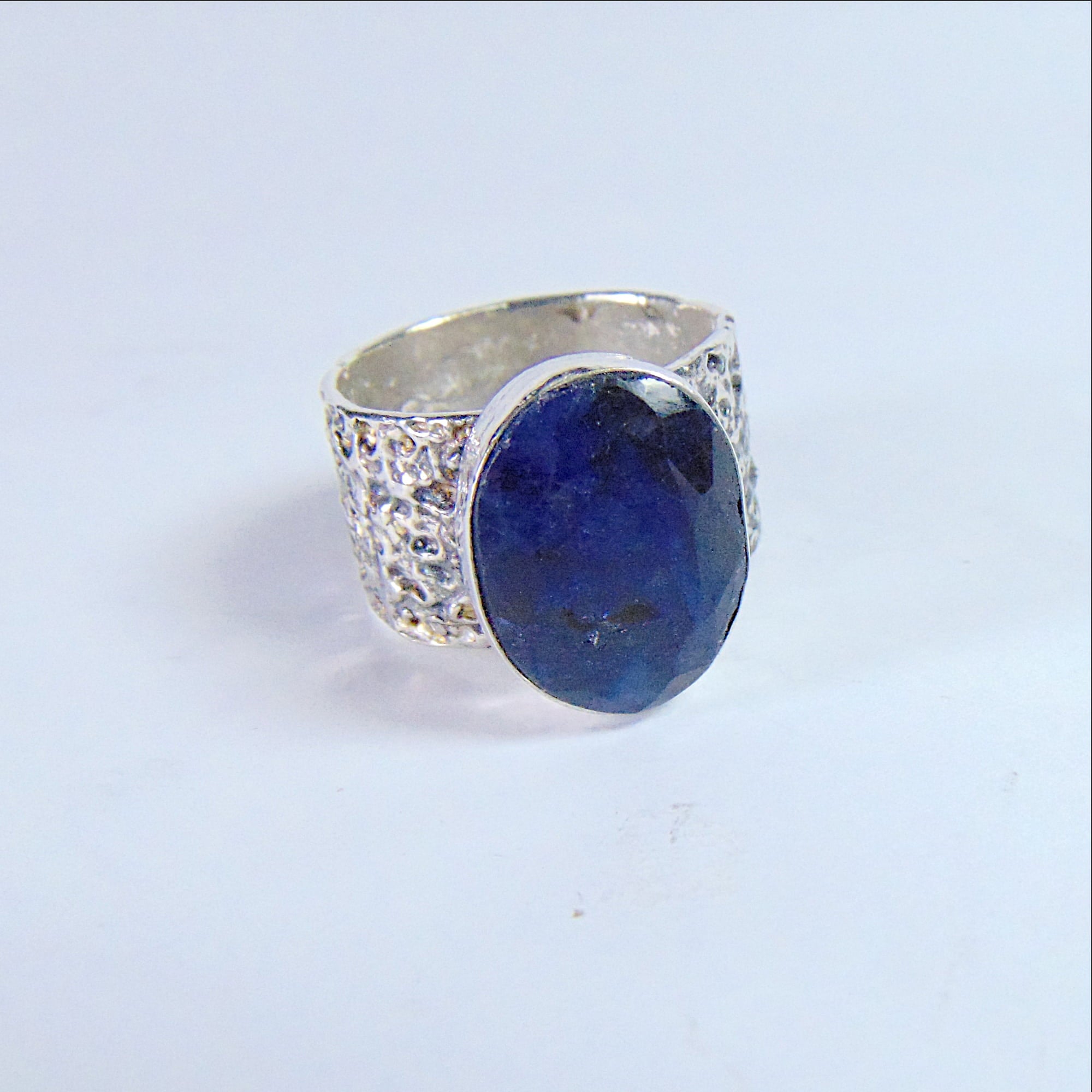 Szeroka obrączka fakturowana z szafirem