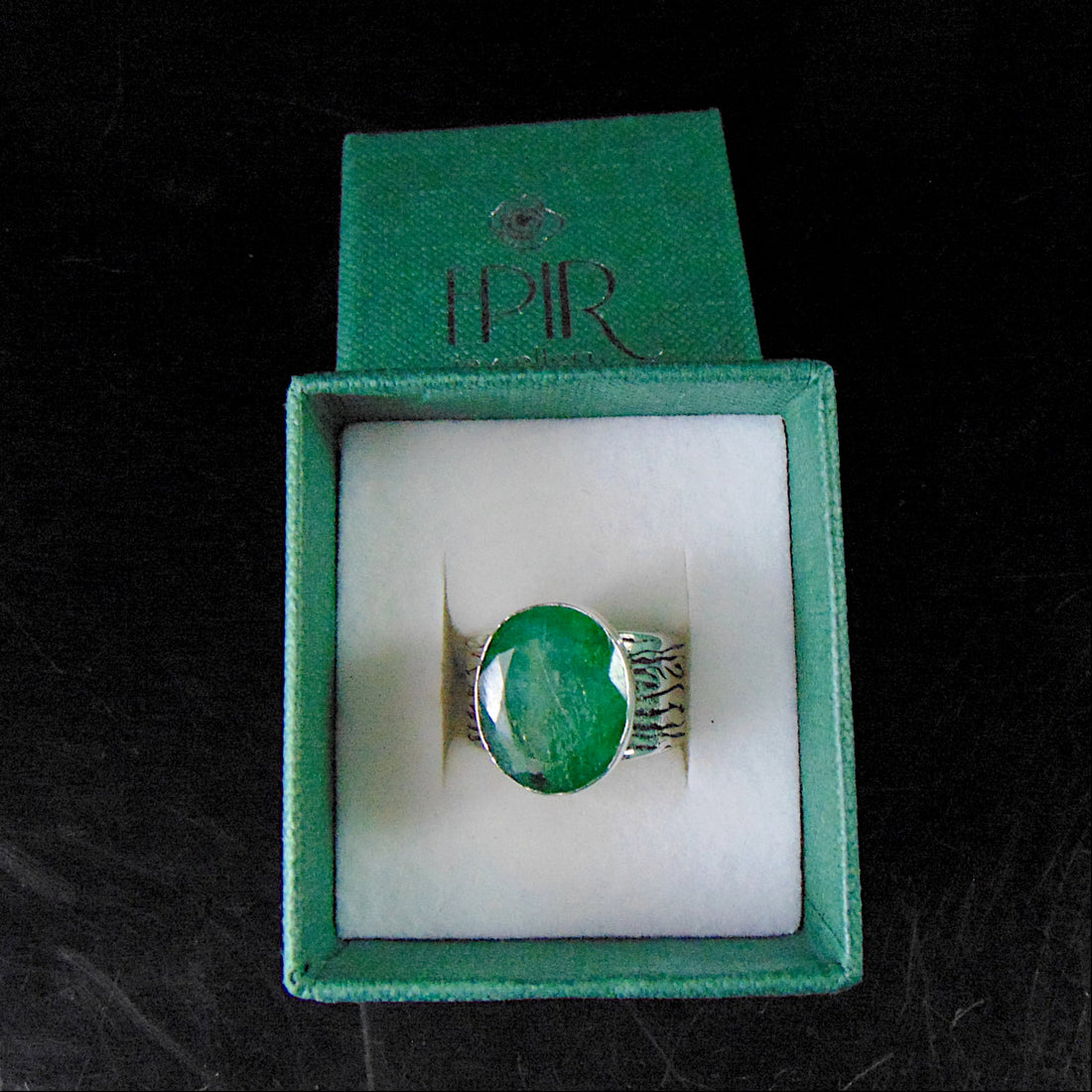 Srebrny Pierścionek Regulowany z Okazałym Szmaragdem